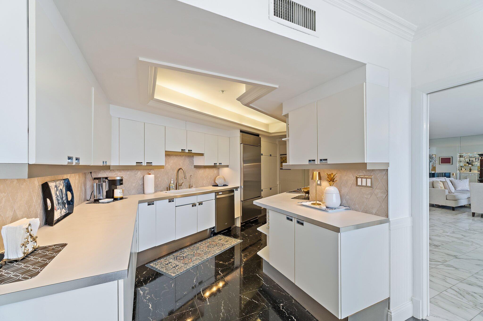 OLD PORT COVE LAKE POINT TOWER CONDO - Residential