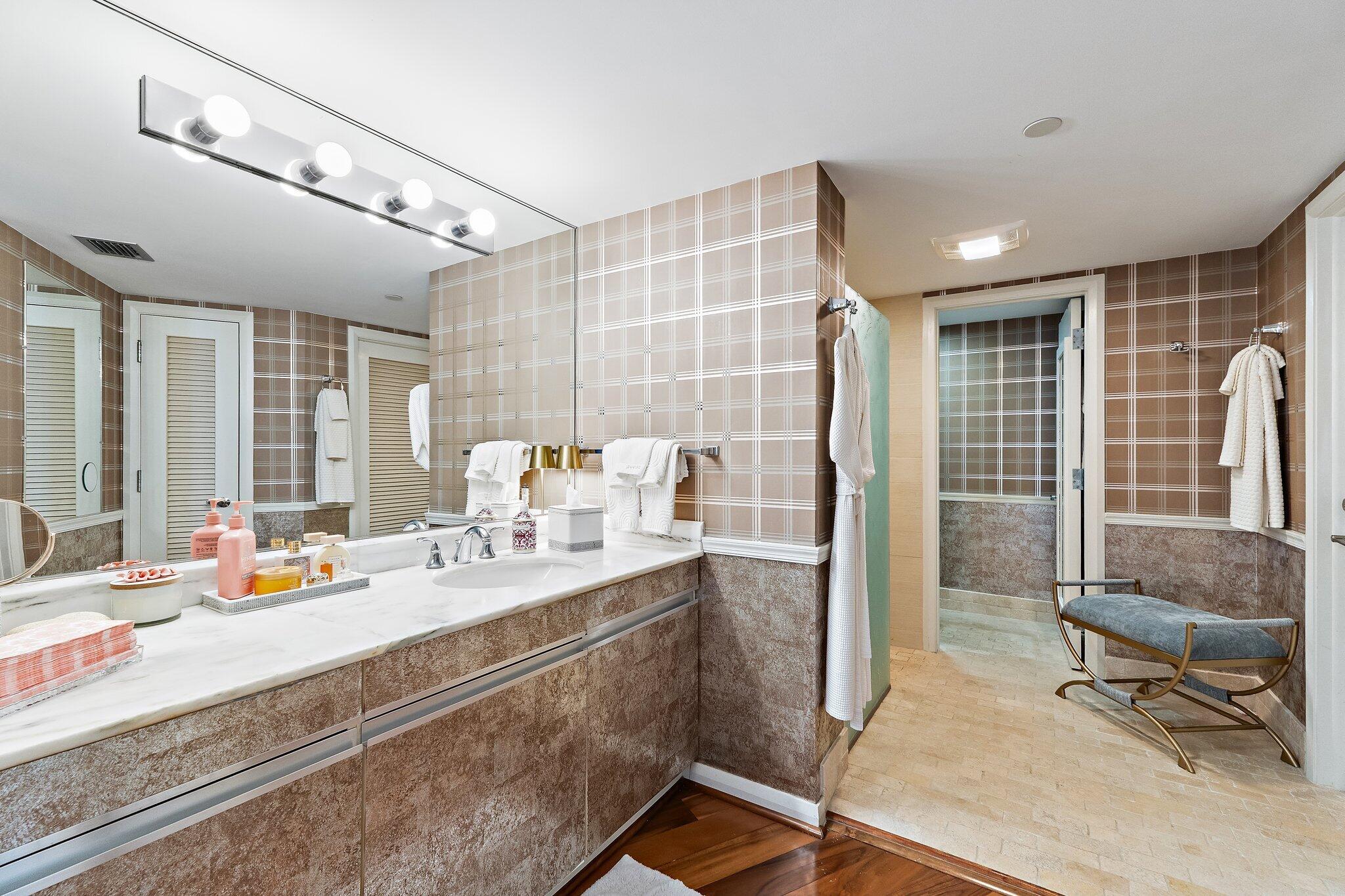 OLD PORT COVE LAKE POINT TOWER CONDO - Residential