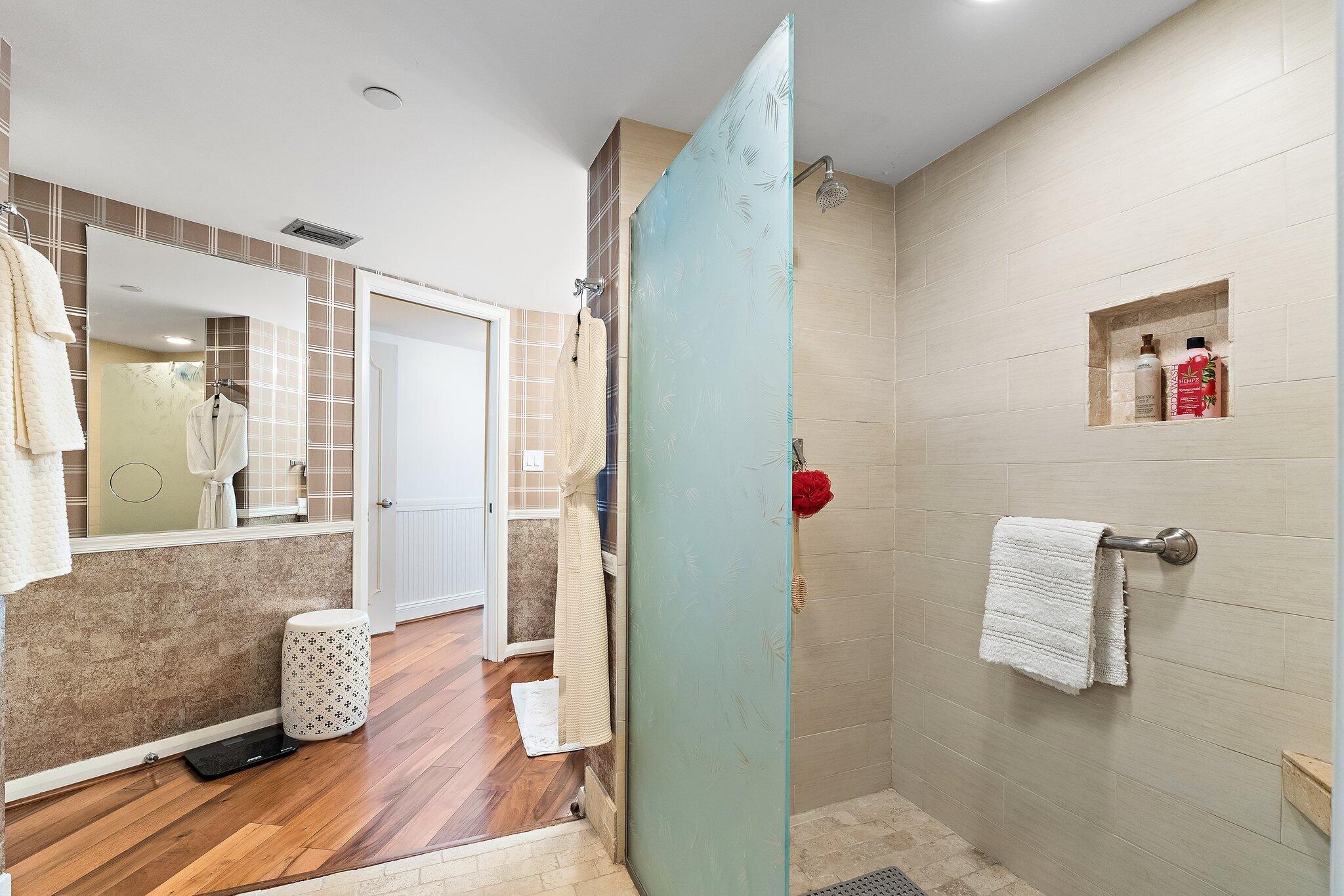 OLD PORT COVE LAKE POINT TOWER CONDO - Residential