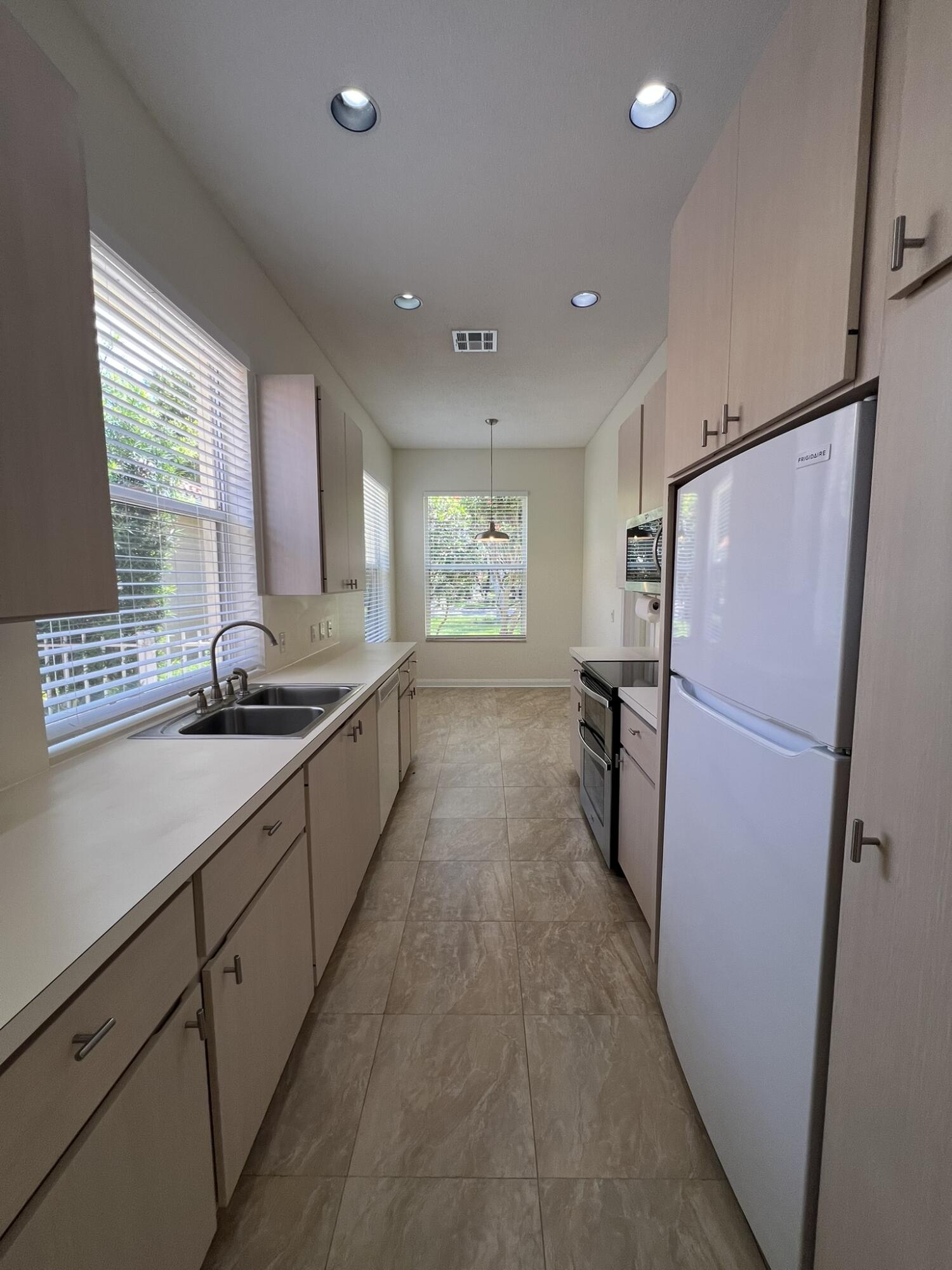 HAMPTONS AT MAPLEWOOD - Residential Lease