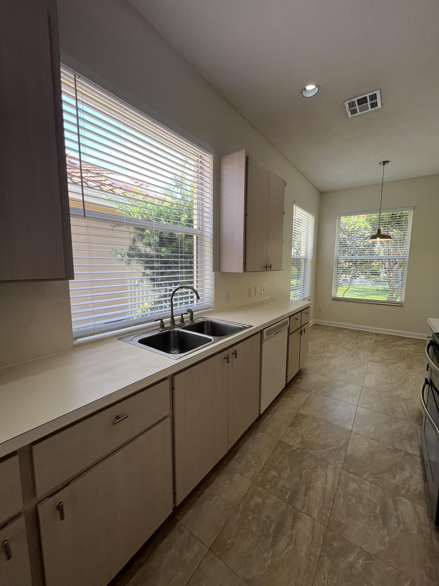 HAMPTONS AT MAPLEWOOD - Residential Lease