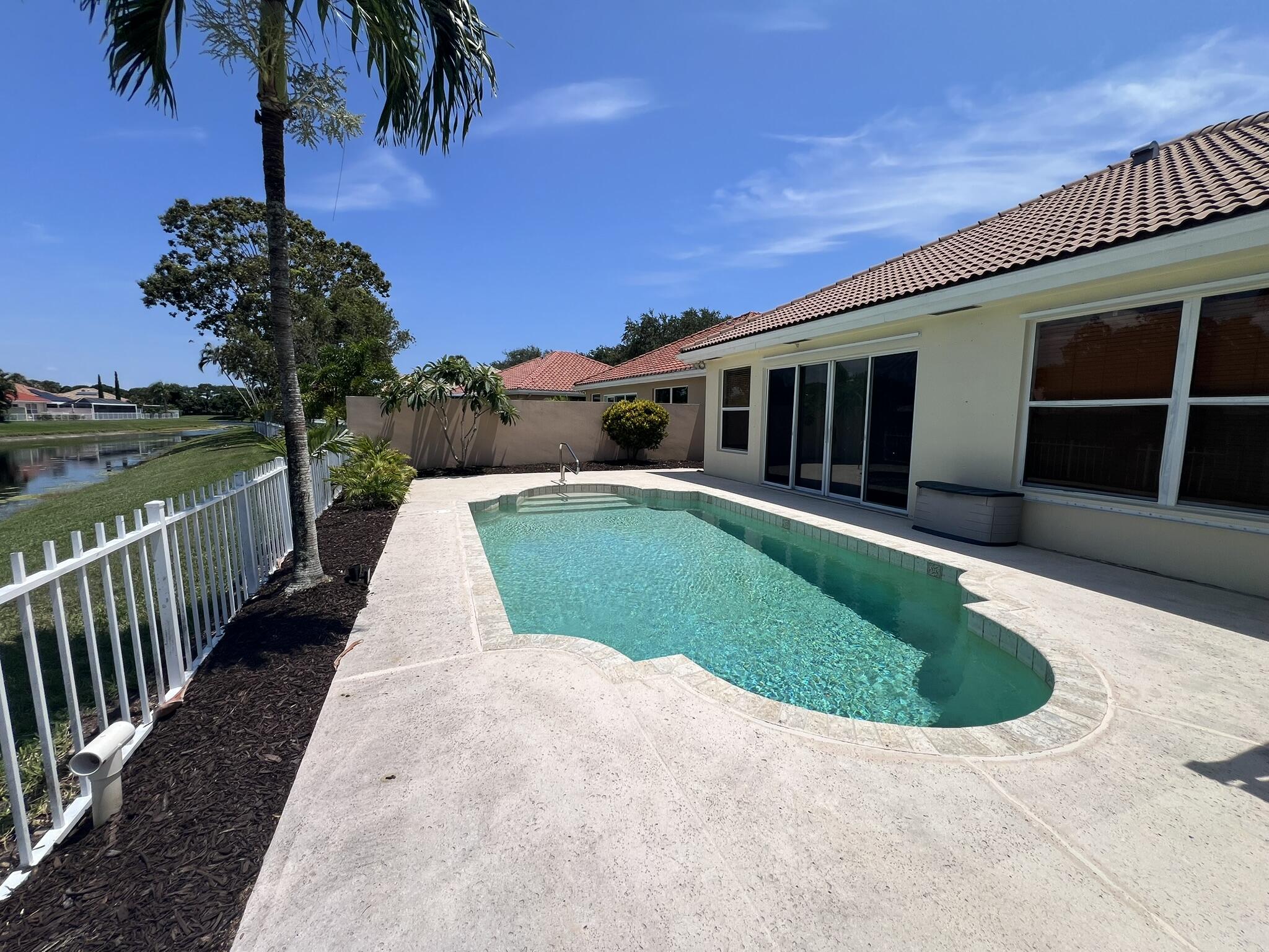 HAMPTONS AT MAPLEWOOD - Residential Lease