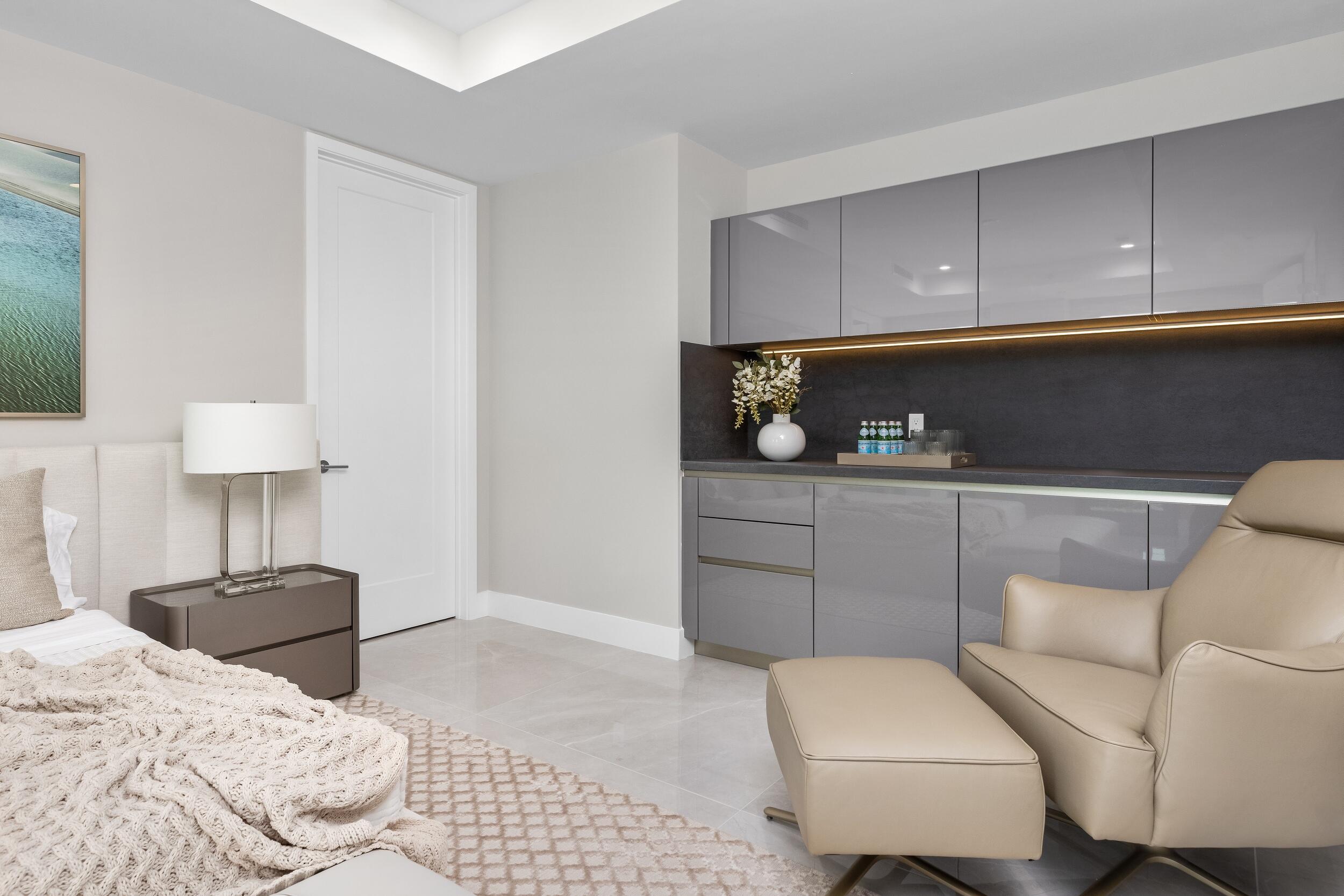 ROYAL PALM RESIDENCES - Residential