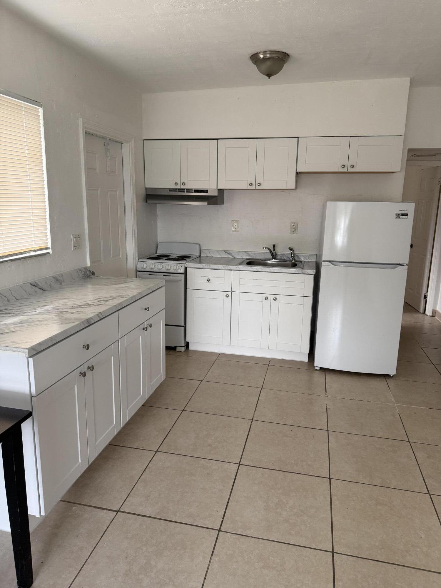 HOLLYWOOD PINES ESTATES - Residential Lease