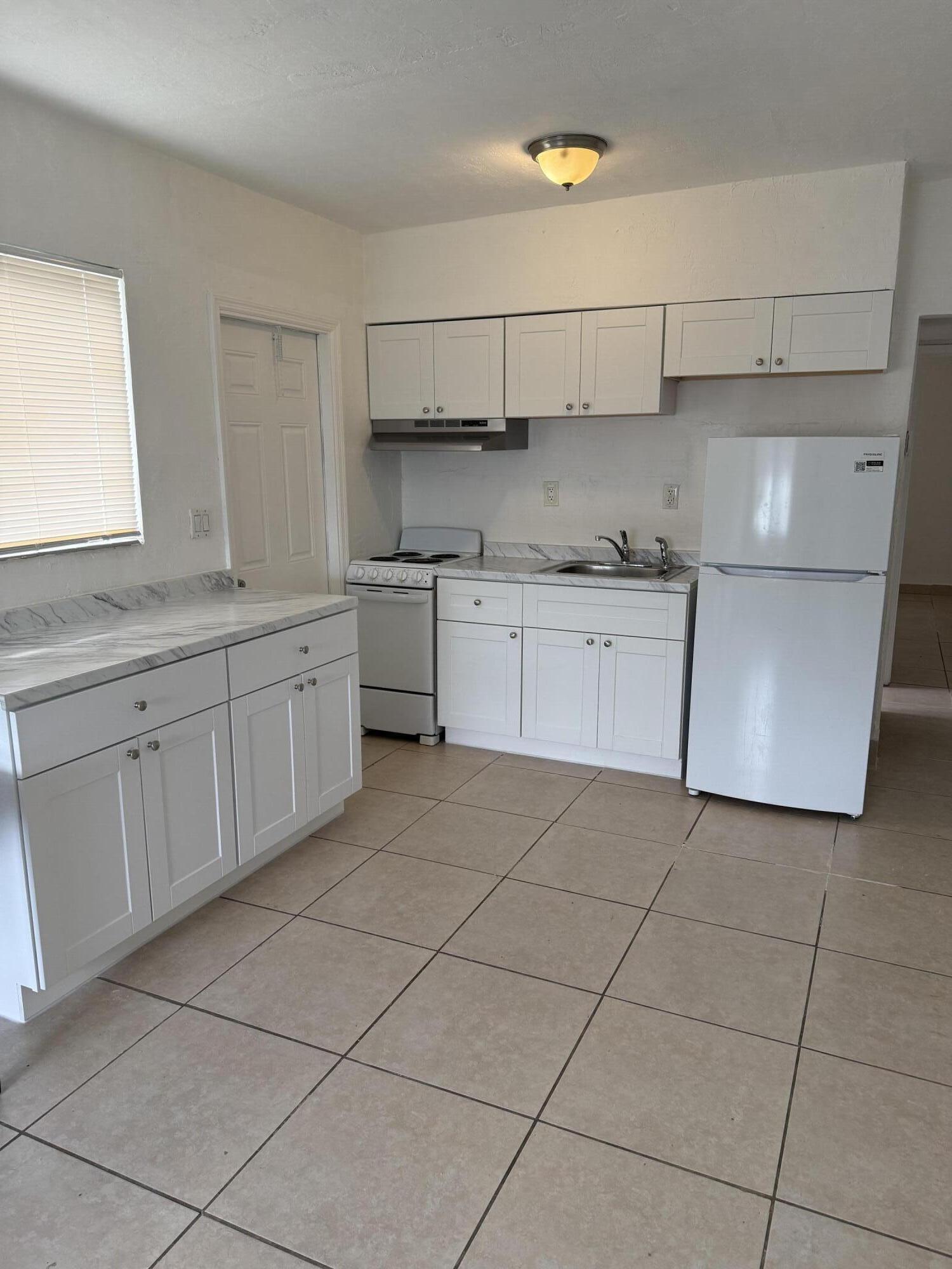 HOLLYWOOD PINES ESTATES - Residential Lease