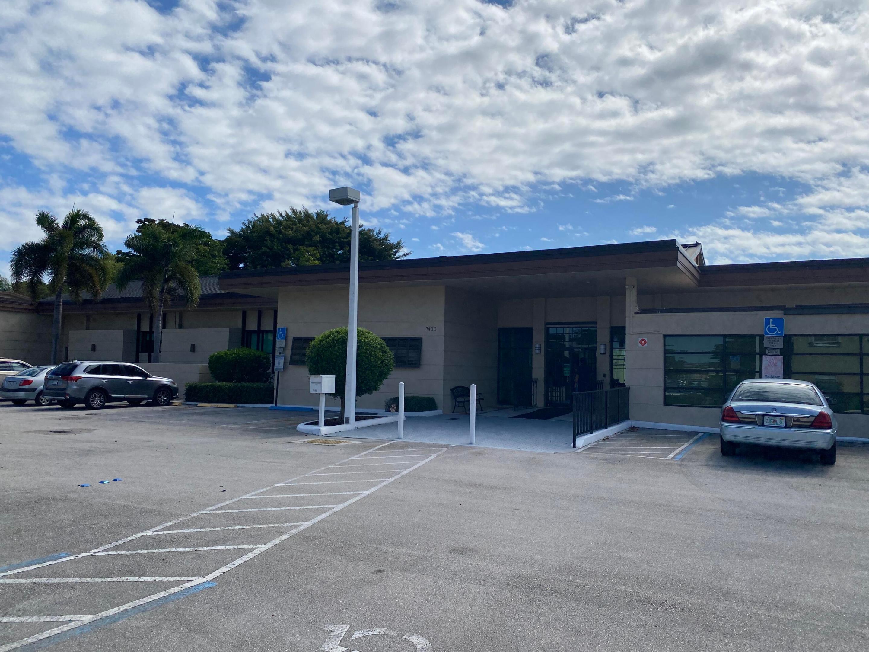 Great location ,2/2 second floor unit  in the heart of Margate, 55+ Community, located across  new Publix Store, Pharmacy, Restaurants, Banks and Coral Springs Mall, short drive to Pompano Beach ,per the association TransUnion minimum credit score of 675 for all applicants, 35 K minimum income, application online, if financing a minimum of 20% cash down payment is required, offers must include proof of funds @ pre-approved letter, pets are not allowed, laundry facility located on each floor ,All information is deemed accurate but not quarantined, buyer and buyer's agents are encouraged to verify all details. Great Location on a 55 + Community,Motived Seller !!