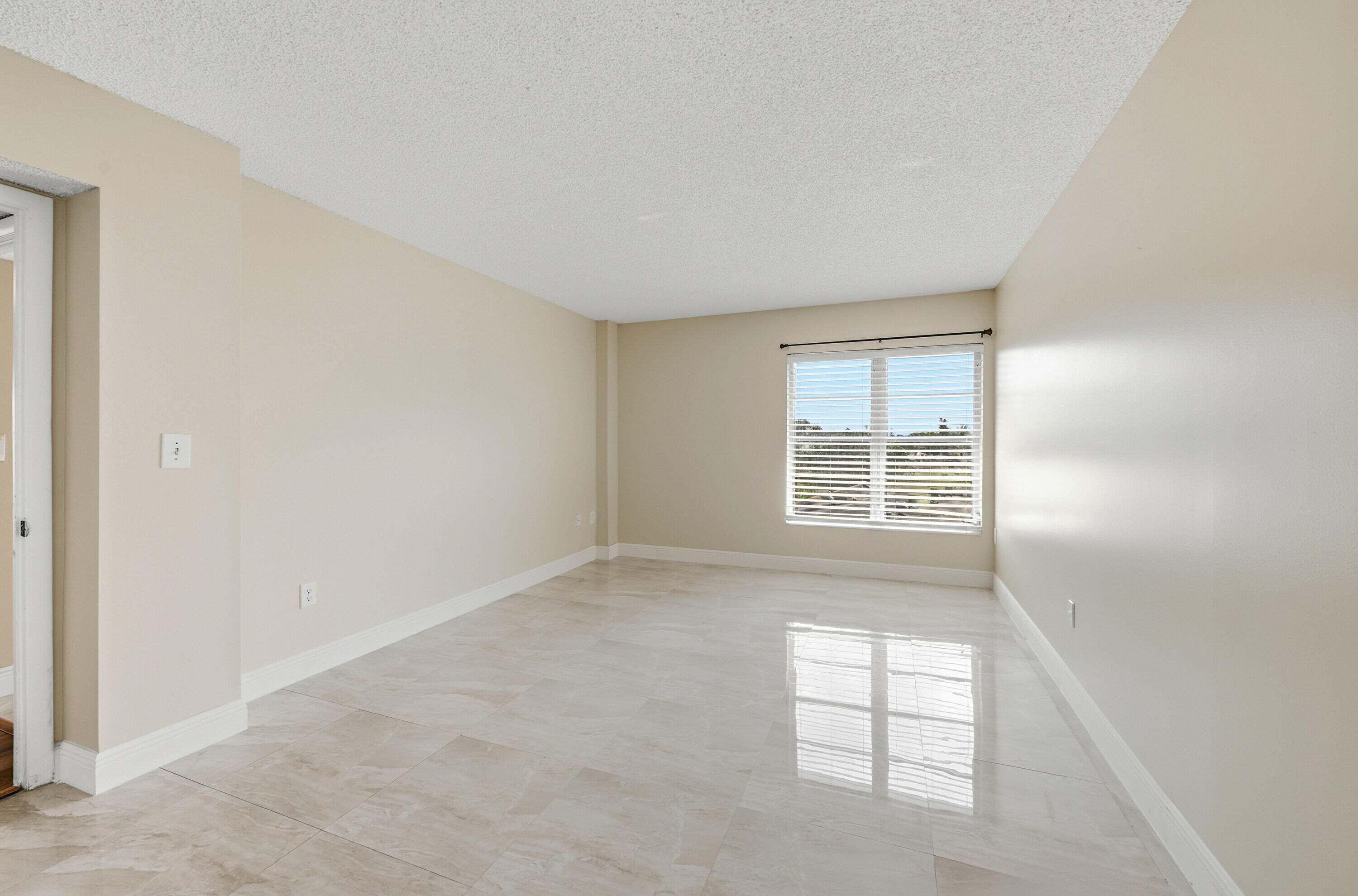 MANORS OF INVERRARY I-4 - Residential Lease