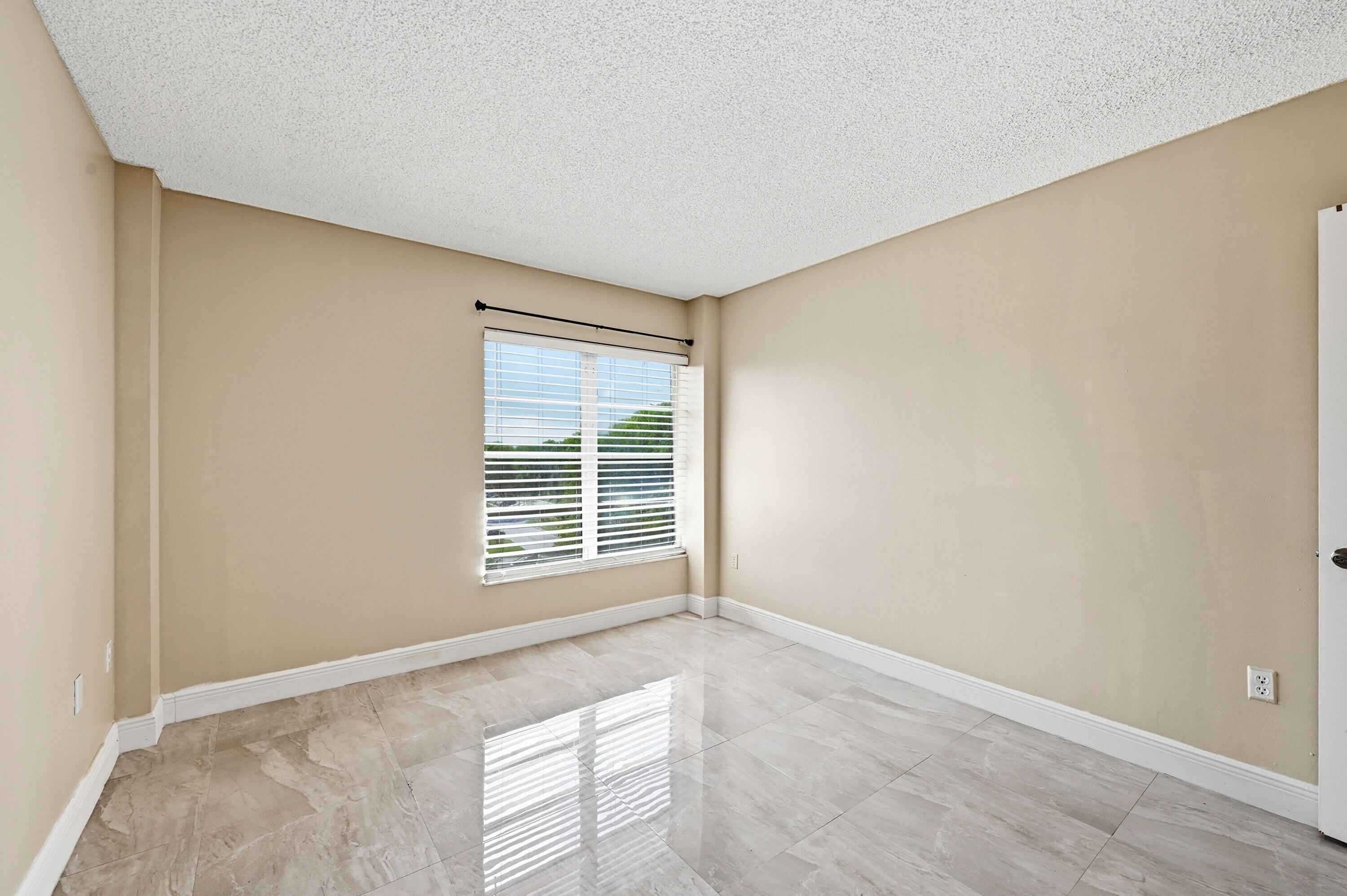 MANORS OF INVERRARY I-4 - Residential Lease