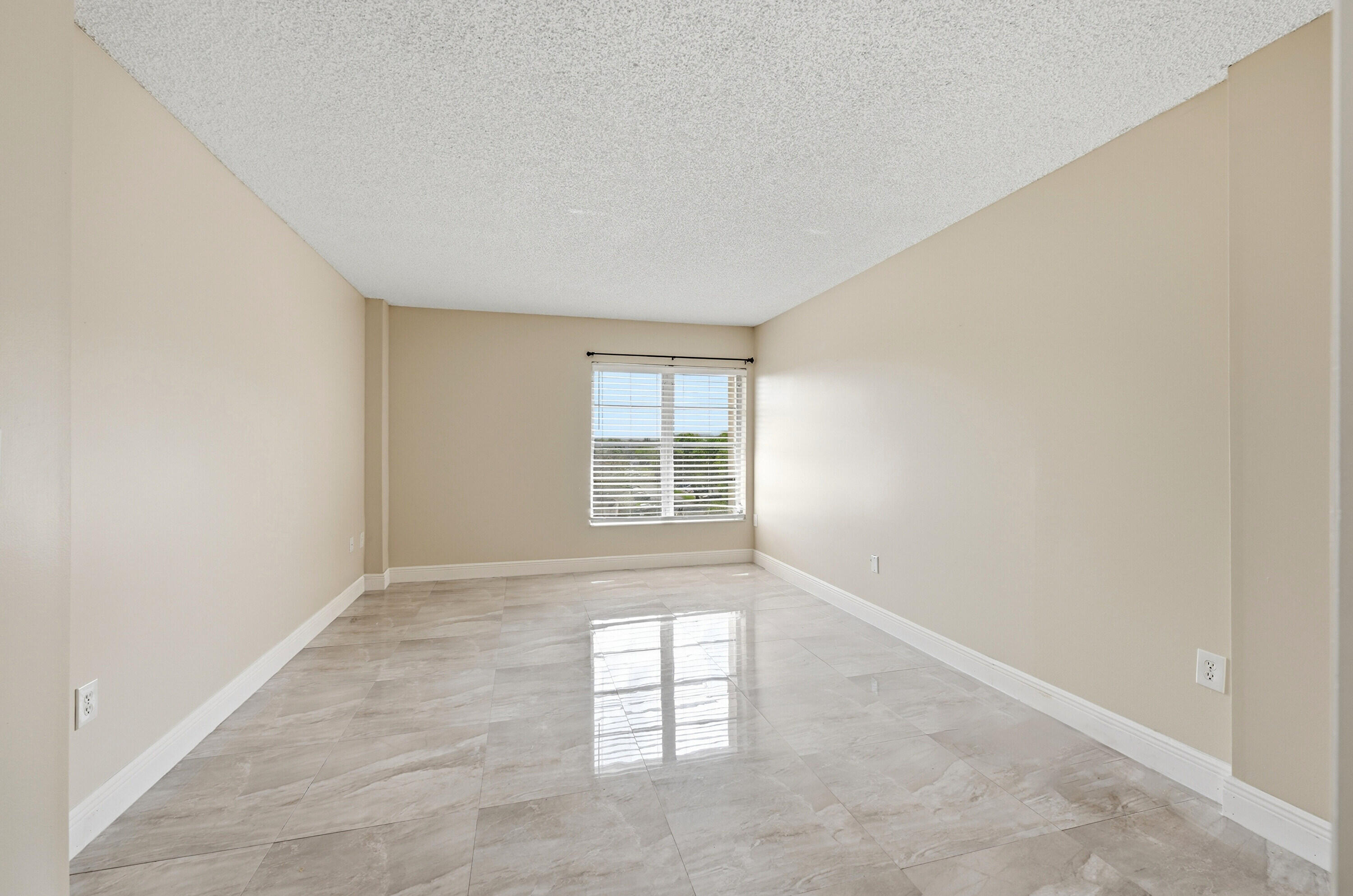 MANORS OF INVERRARY I-4 - Residential Lease