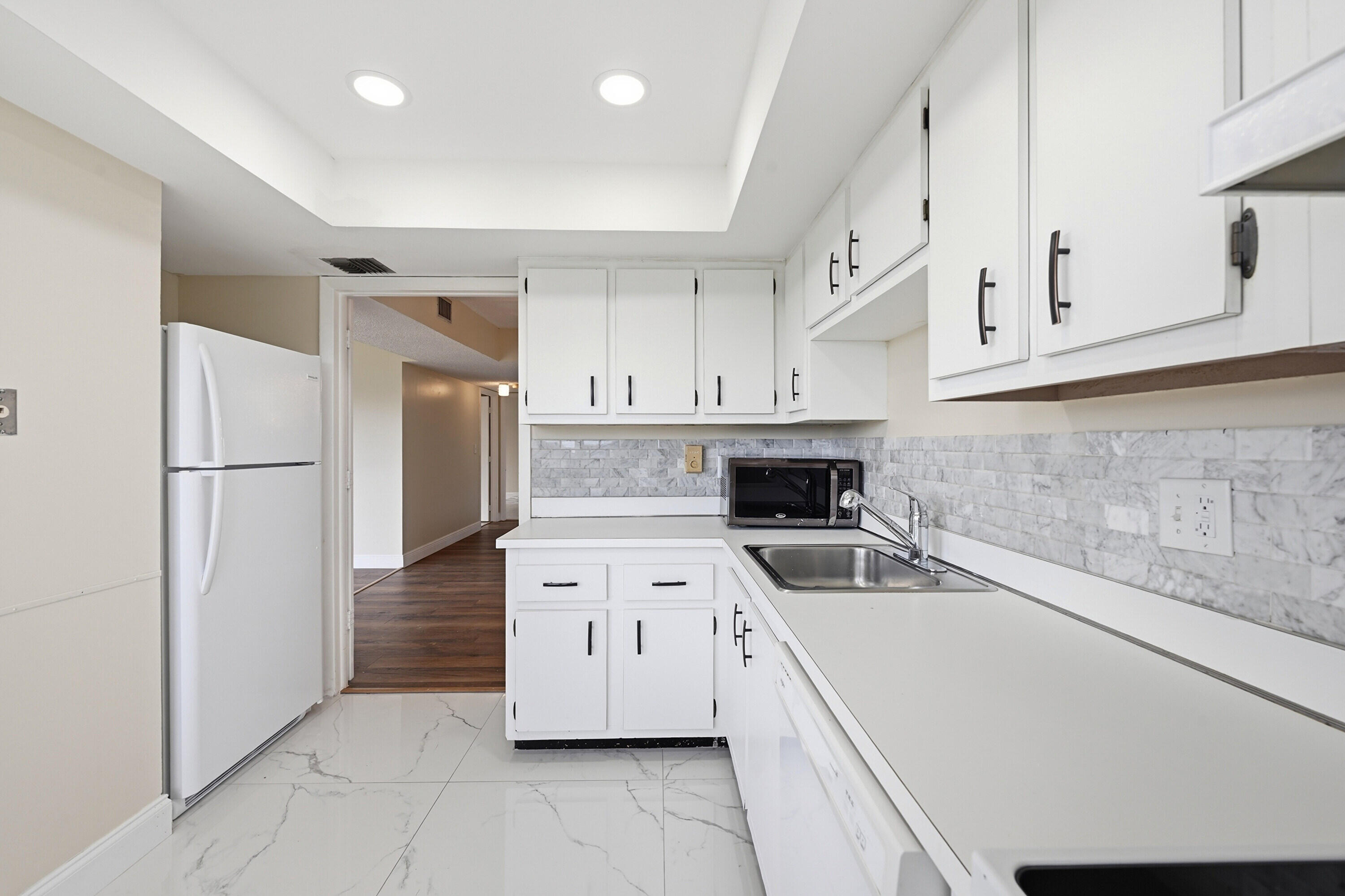 MANORS OF INVERRARY I-4 - Residential Lease
