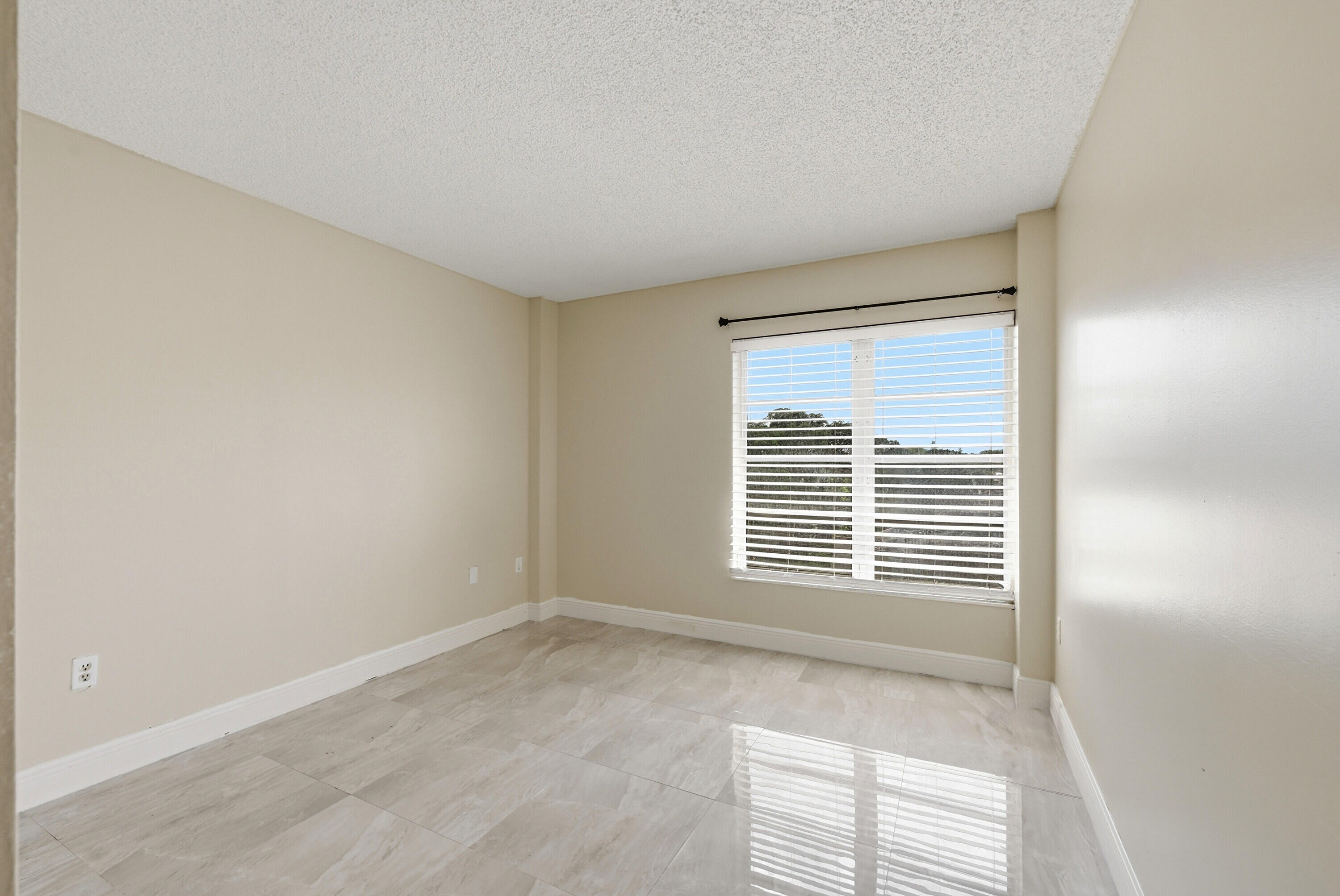 MANORS OF INVERRARY I-4 - Residential Lease