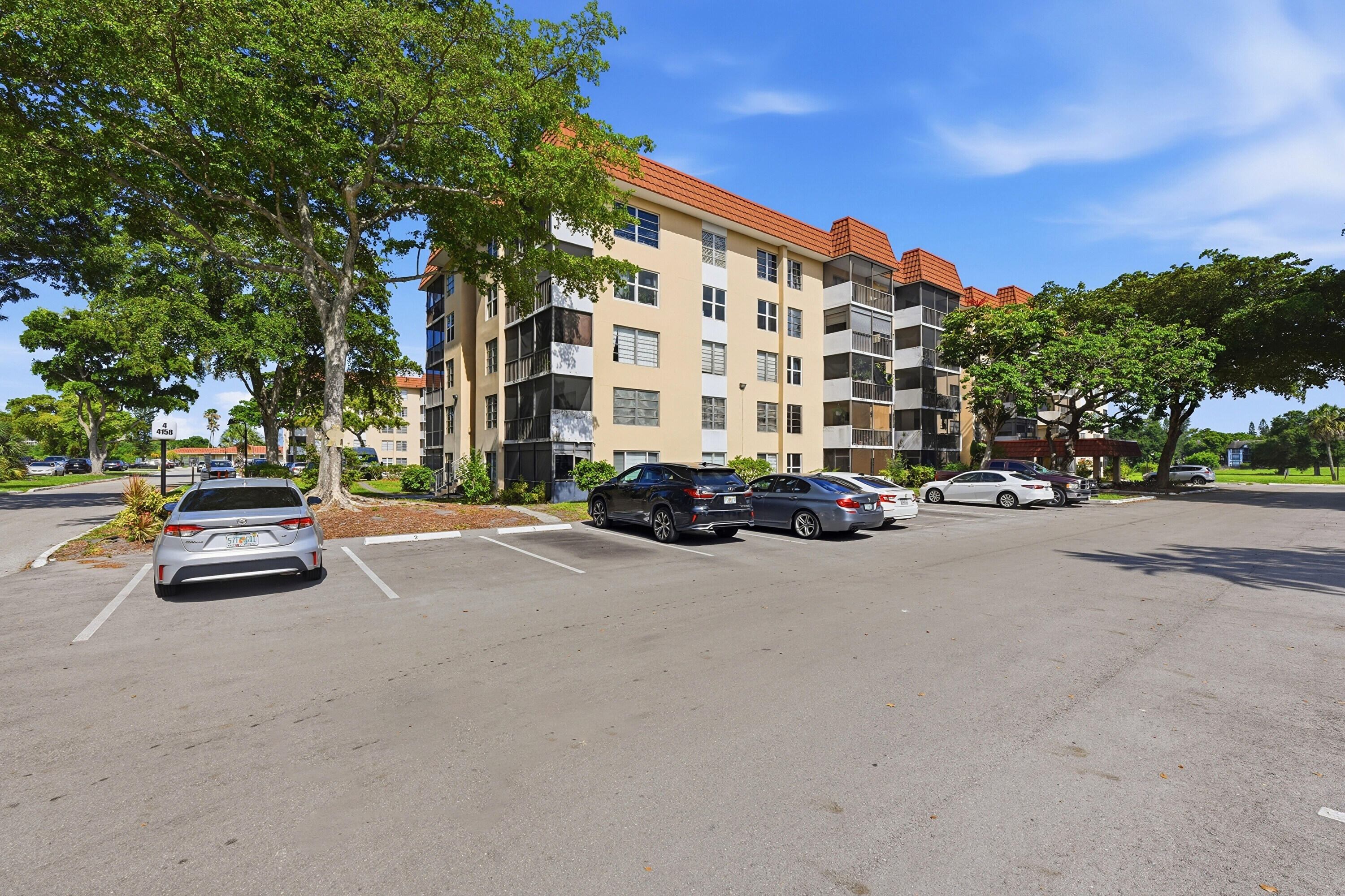 MANORS OF INVERRARY I-4 - Residential Lease