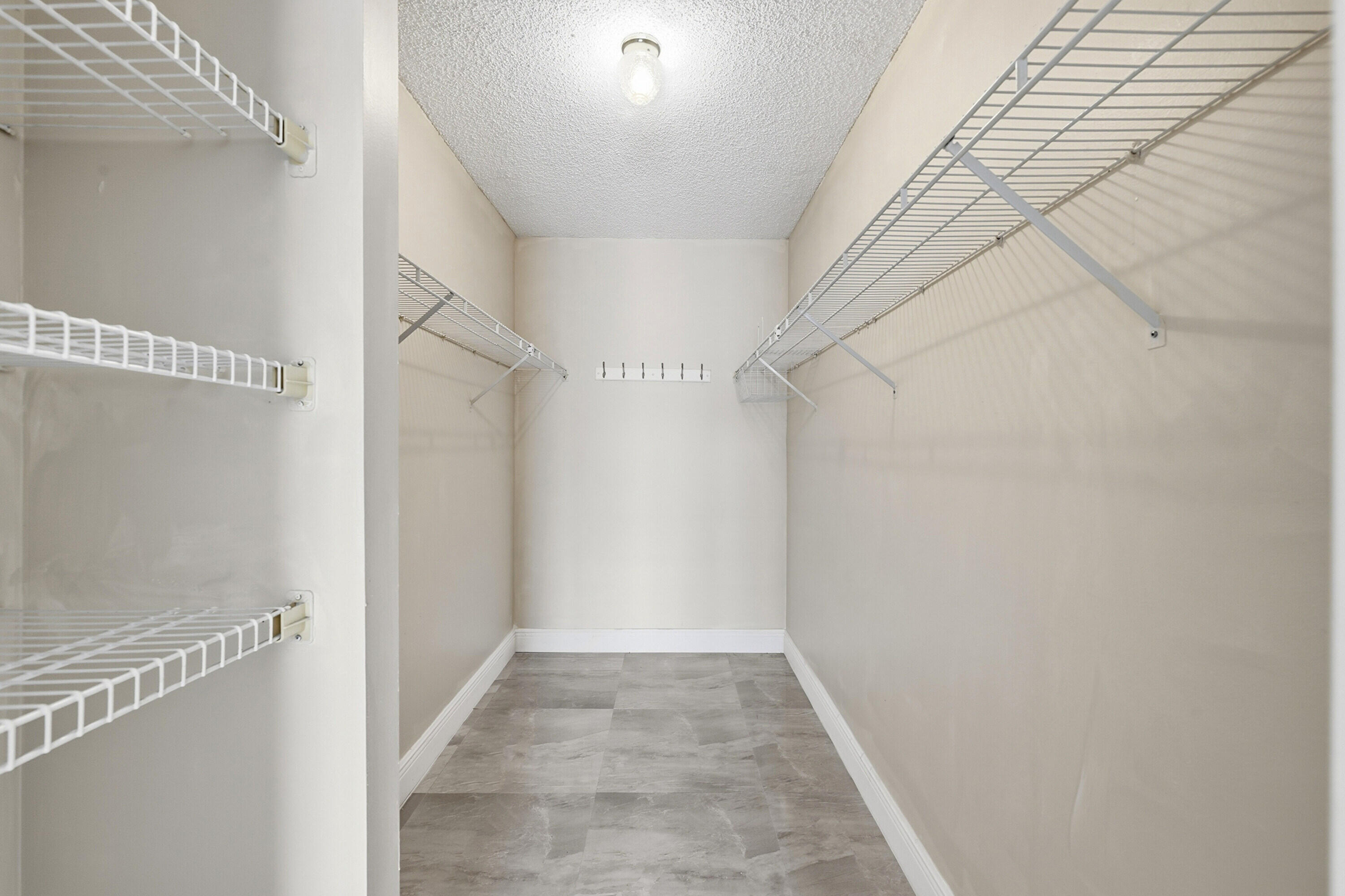 MANORS OF INVERRARY I-4 - Residential Lease