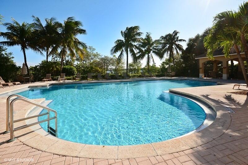 HYPOLUXOS MARINERS CAY CONDO - Residential