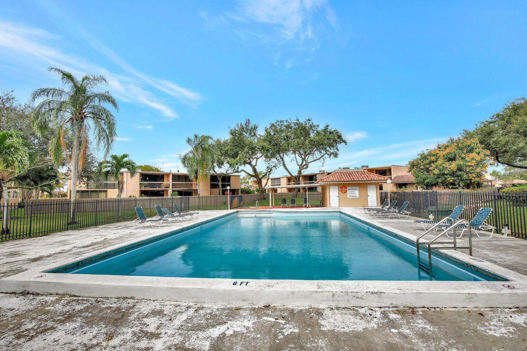 TOWNHOUSES OF THE CALIF CLUB - Residential