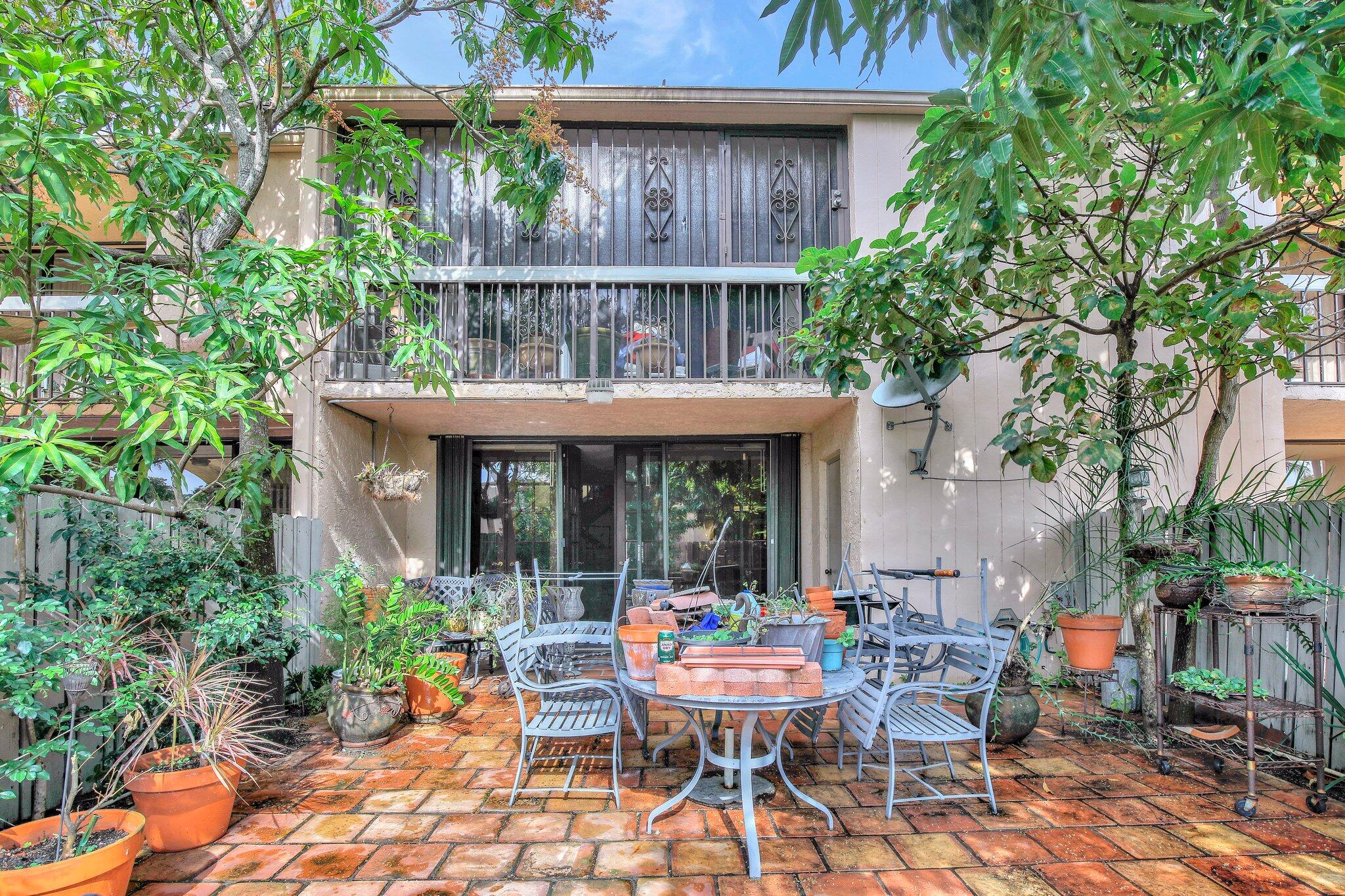 TOWNHOUSES OF THE CALIF CLUB - Residential