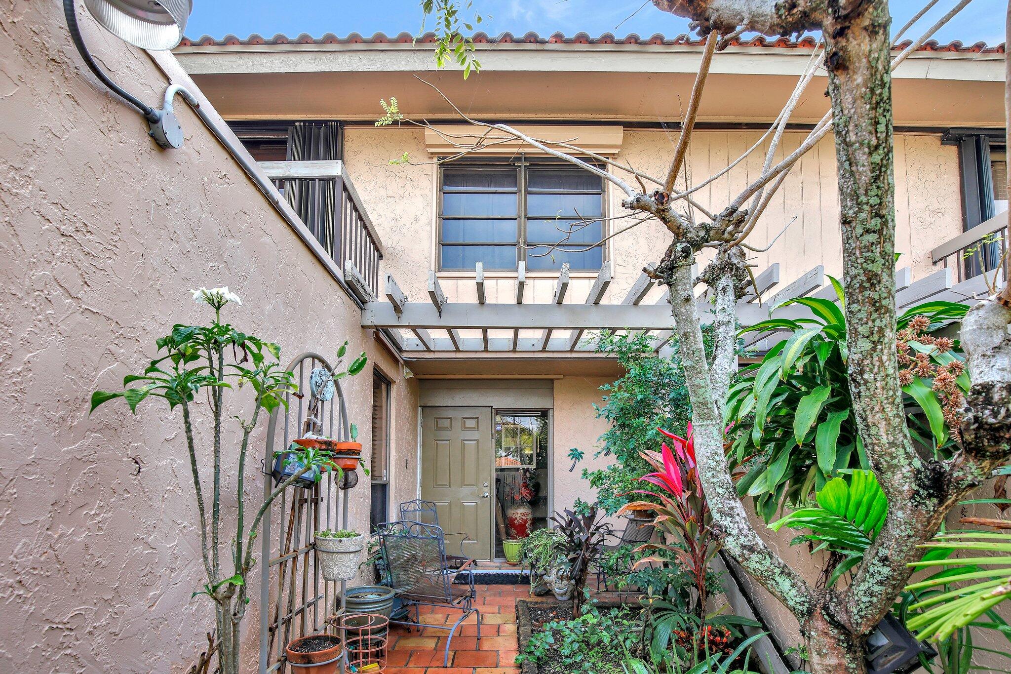TOWNHOUSES OF THE CALIF CLUB - Residential
