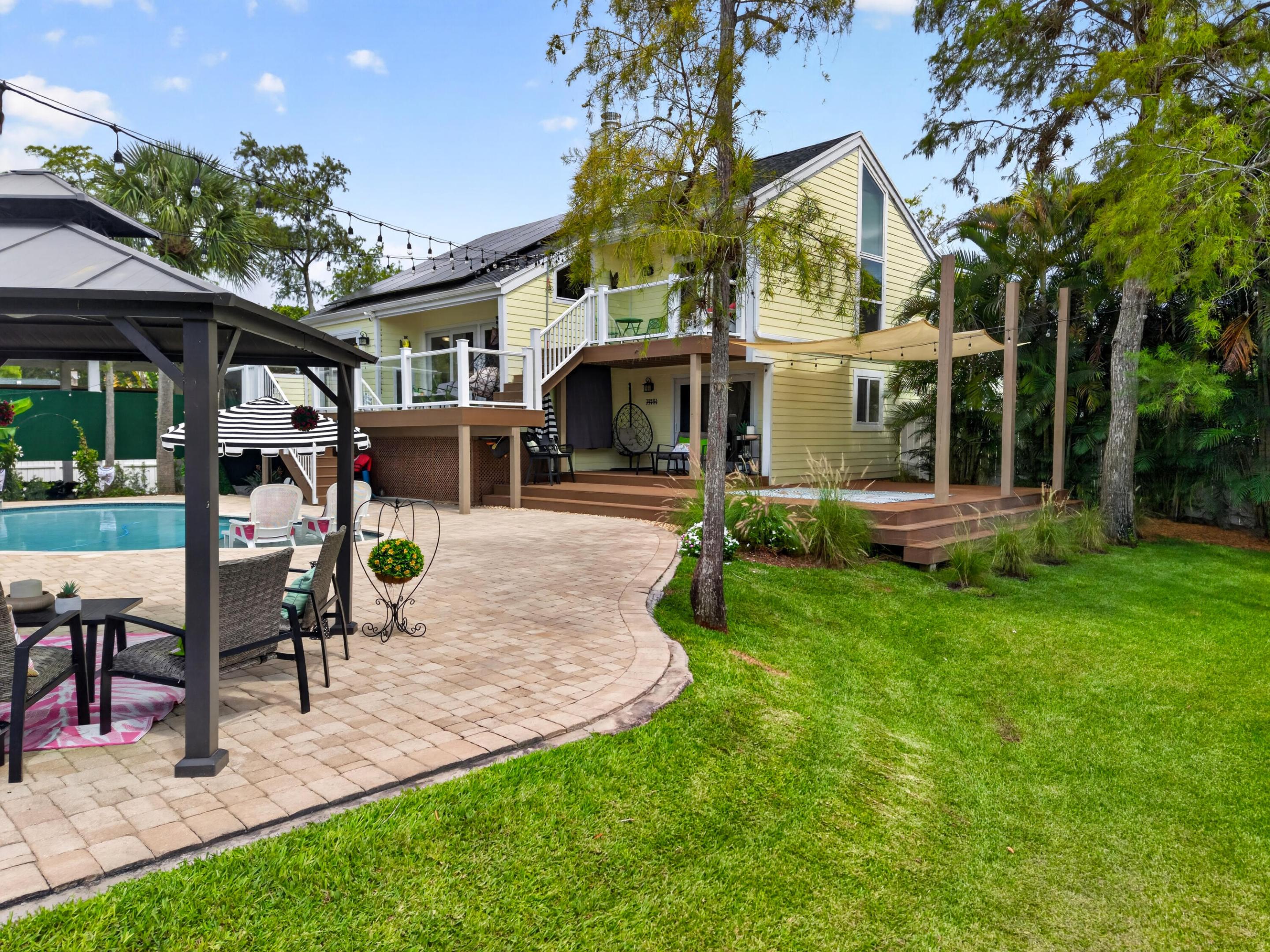 PINEWOOD GROVE OF WELLINGTON - Residential