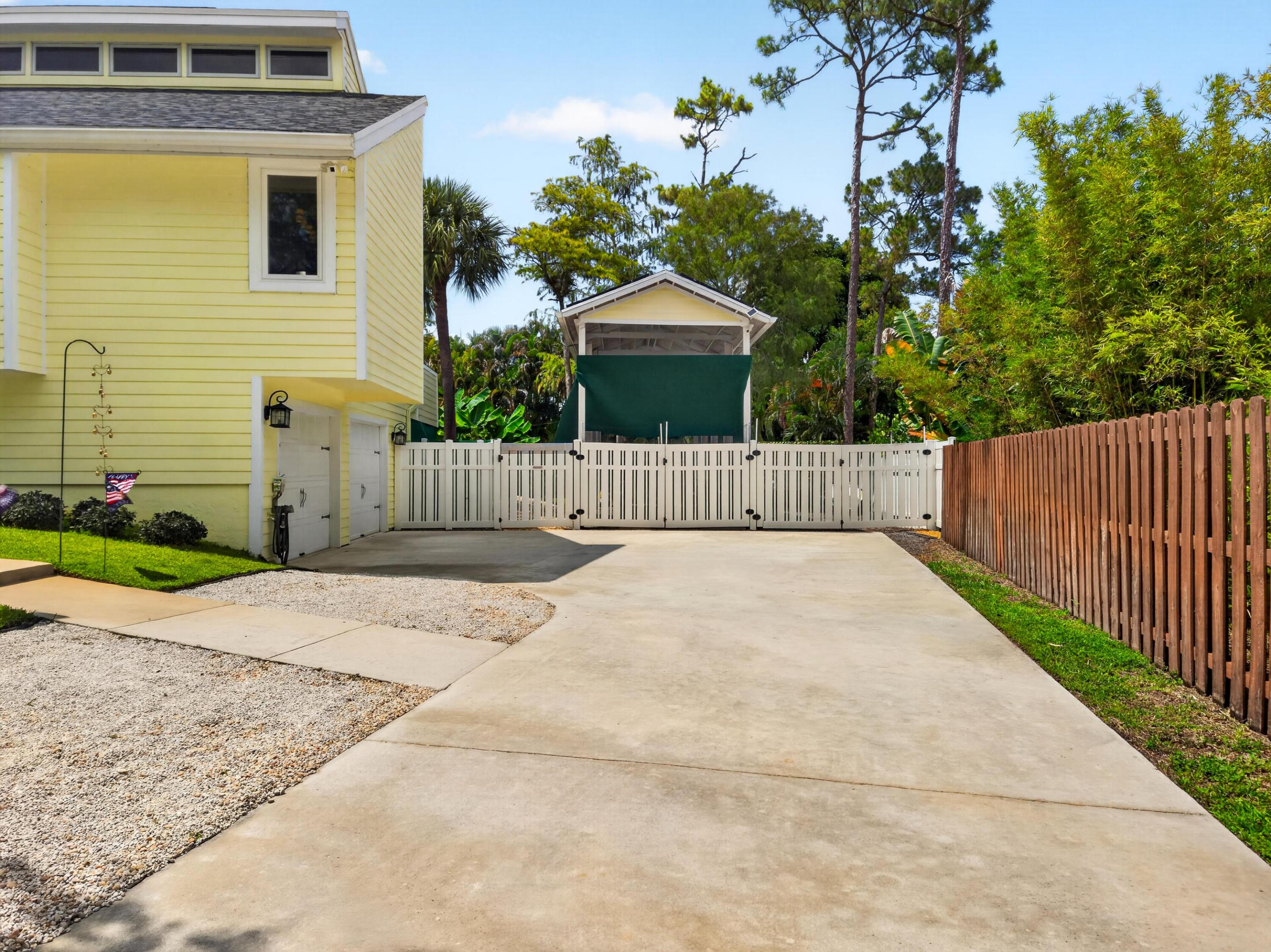 PINEWOOD GROVE OF WELLINGTON - Residential
