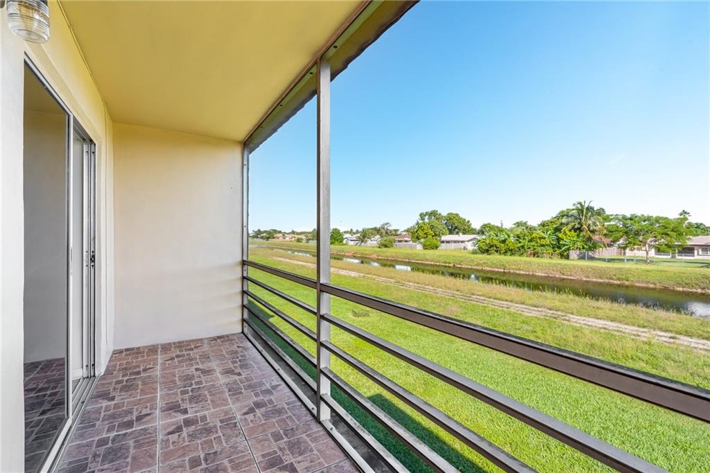 SUNRISE LAKES - Residential