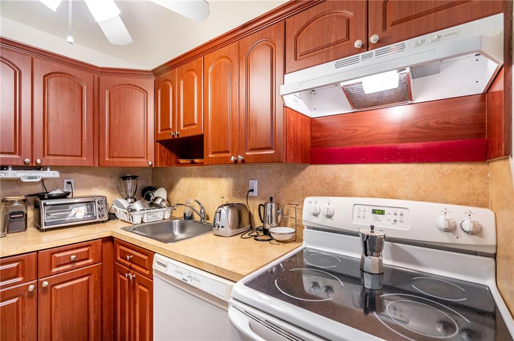 SUNRISE LAKES - Residential