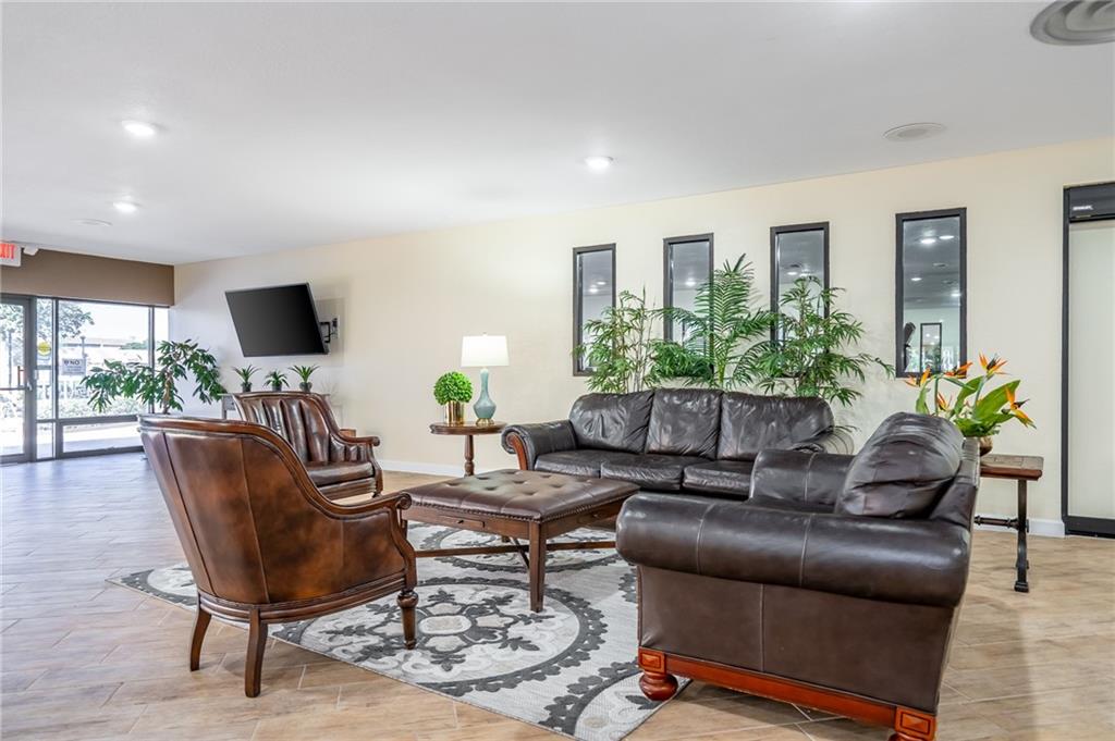 SUNRISE LAKES - Residential