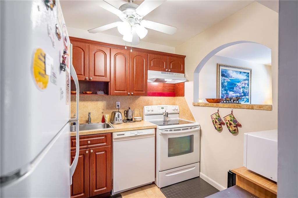 SUNRISE LAKES - Residential