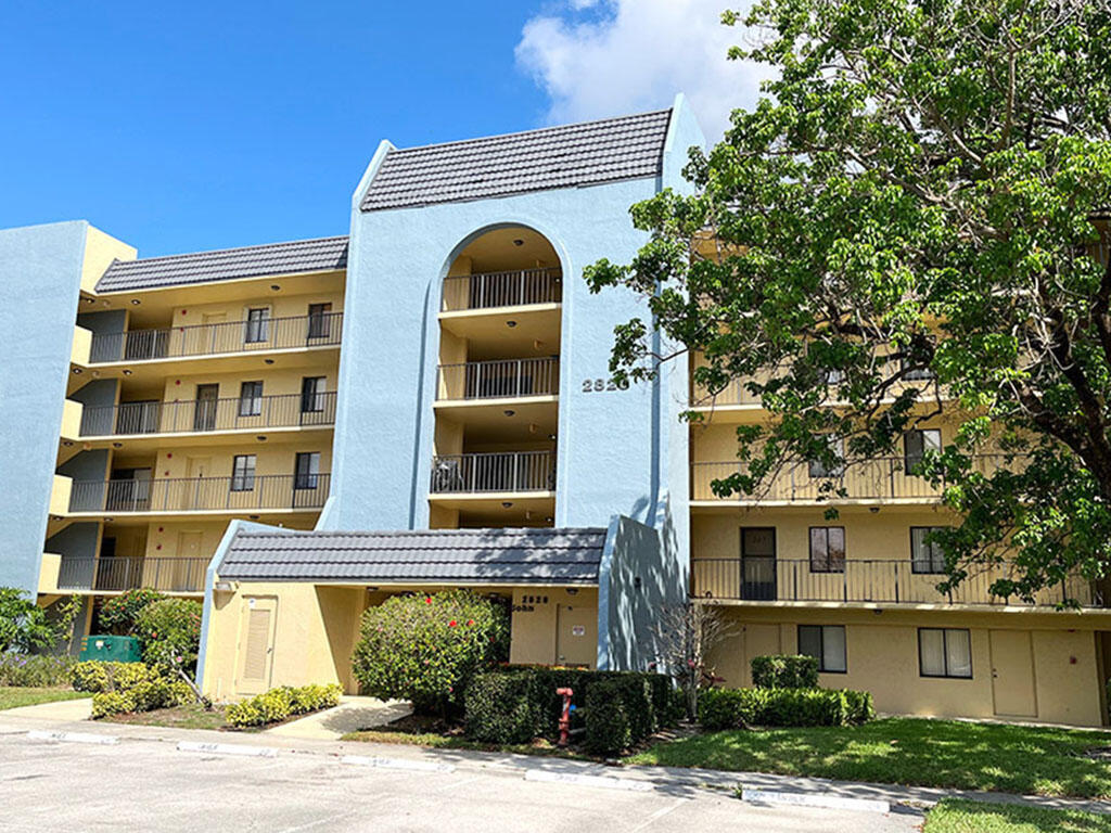 Fantastic opportunity to lease a unique dual-level condominium in a highly desirable location! This spacious home features two comfortable rooms, one full bathroom, and a convenient half-bath next to the kitchen. Enjoy flexibility and privacy with access from both the first and second floors. Located just 15 minutes from city place and 20 minutes from the beach