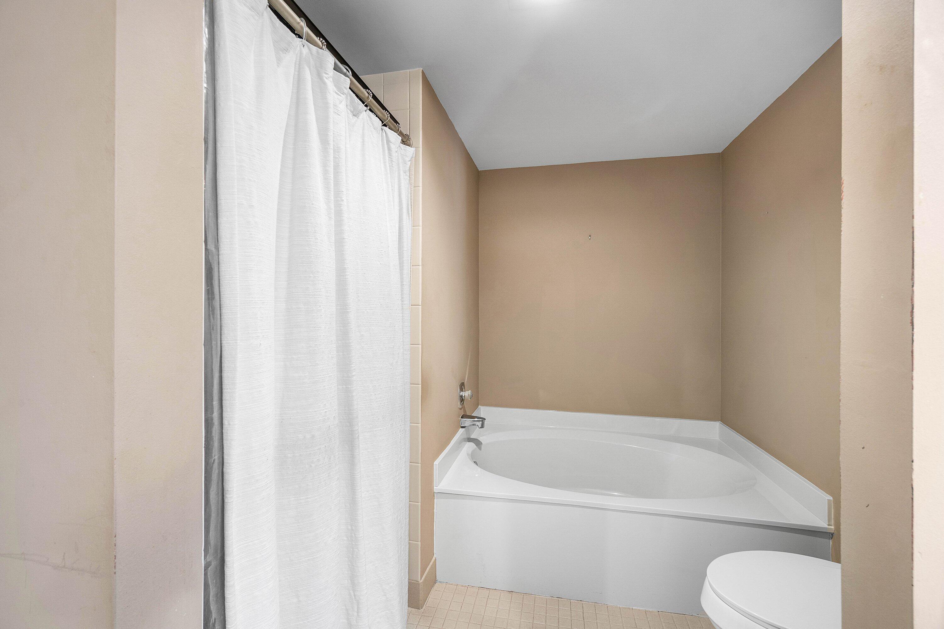 STRATFORD AT HUNTERS RUN CONDO - Residential