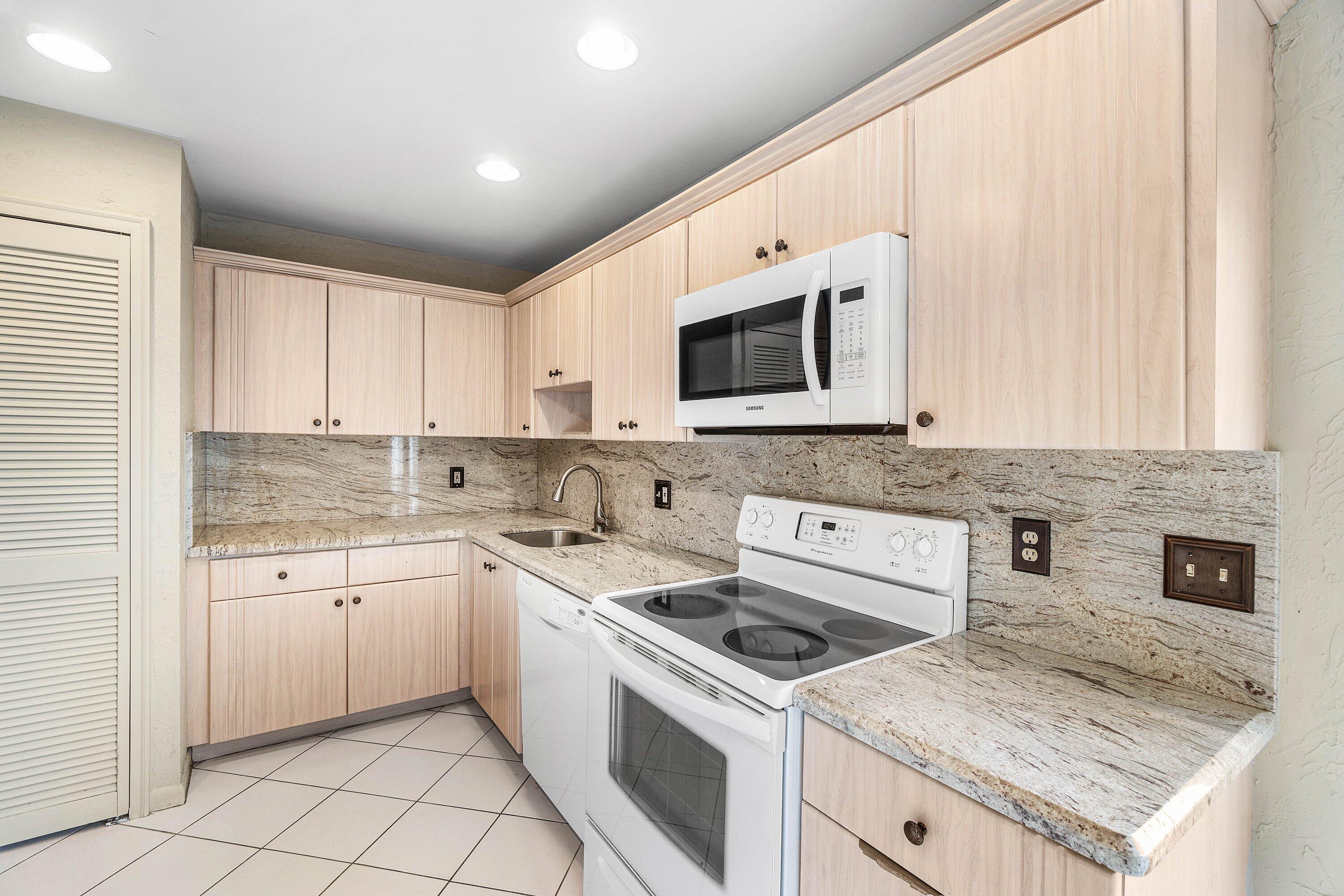 STRATFORD AT HUNTERS RUN CONDO - Residential