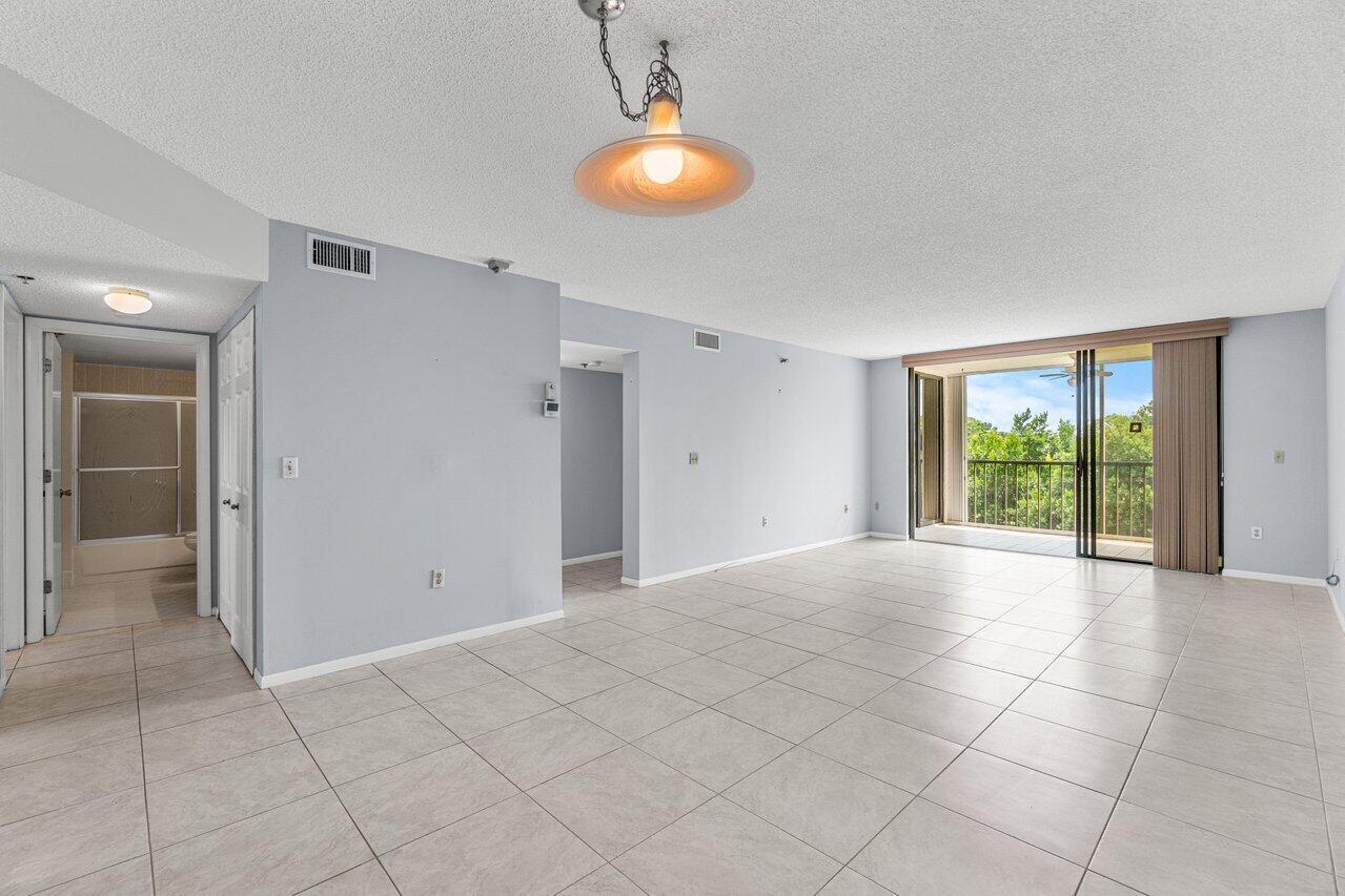 CLUB ROYALE - Residential Lease