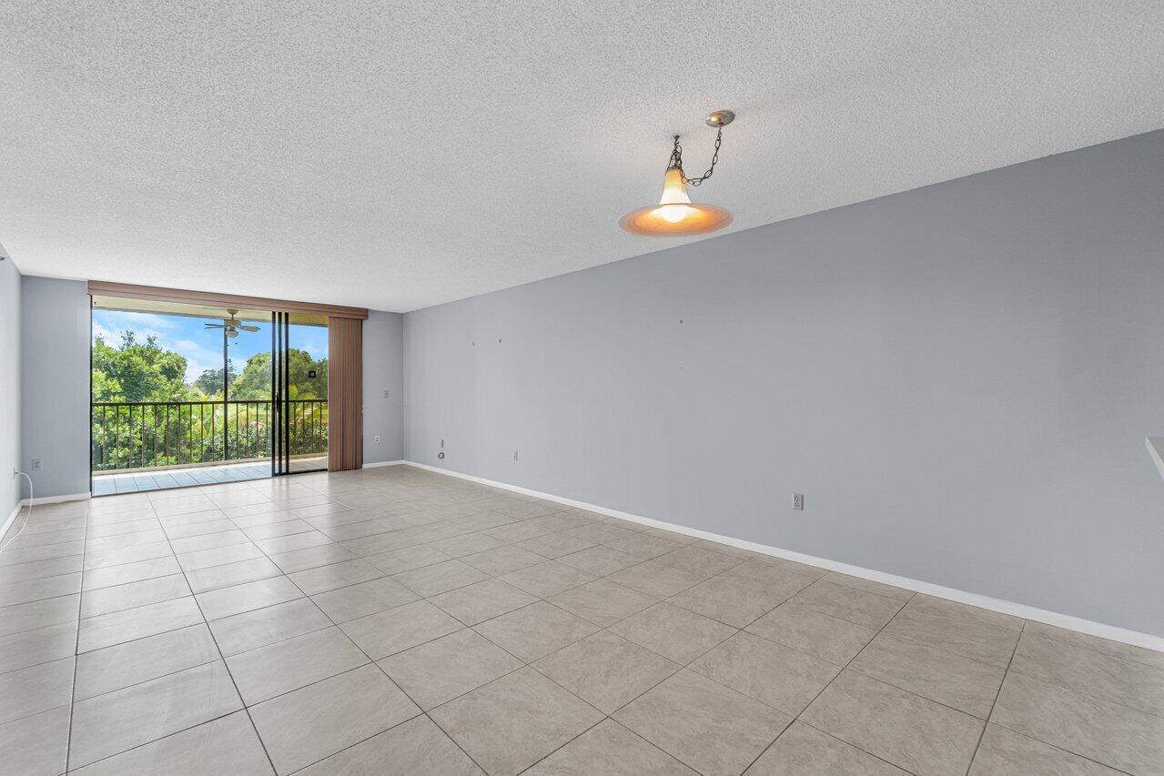 CLUB ROYALE - Residential Lease
