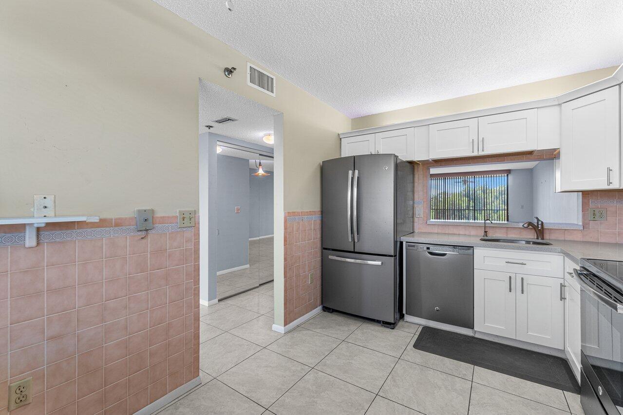 CLUB ROYALE - Residential Lease