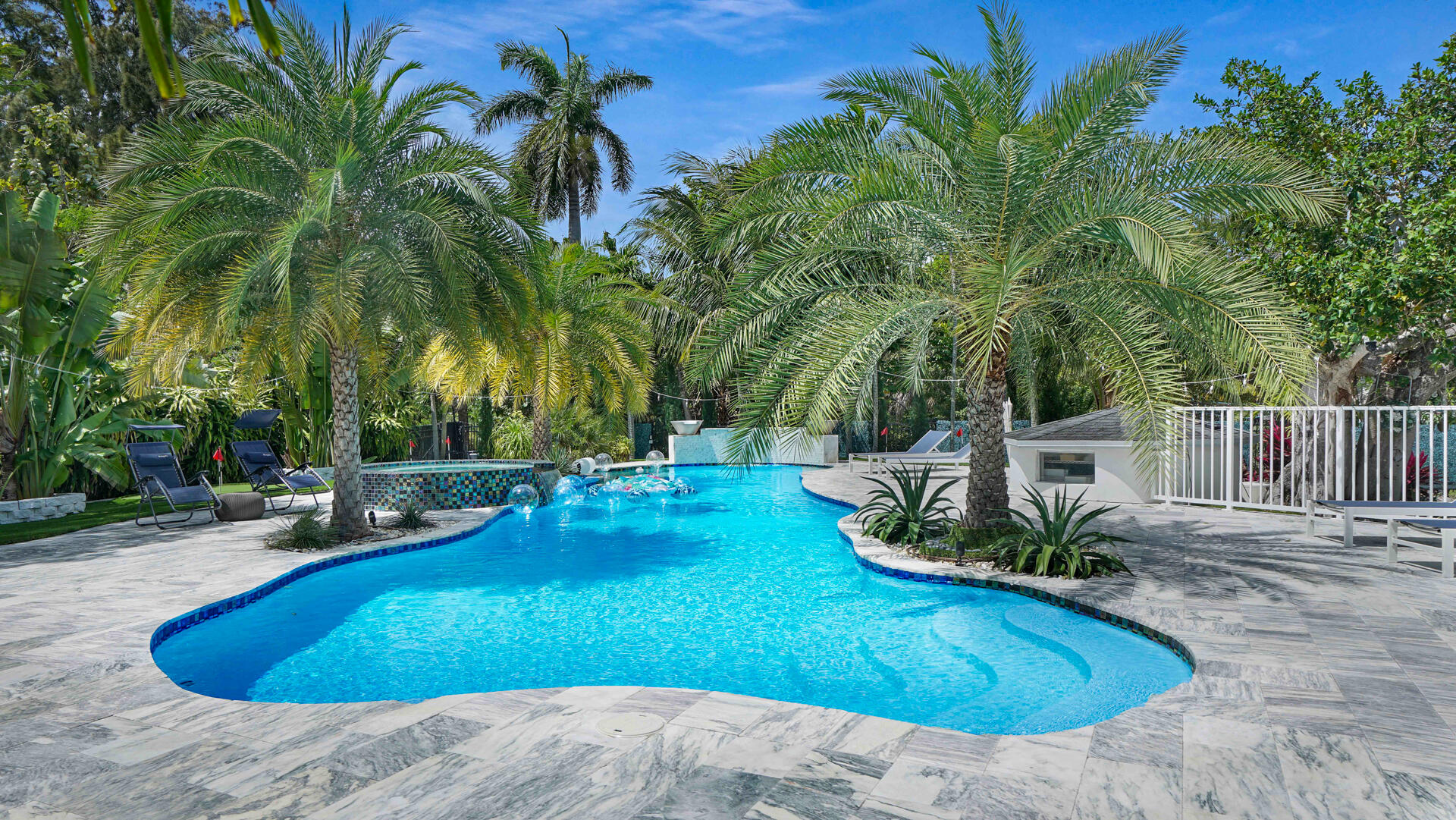 LAZY LAKE - Residential