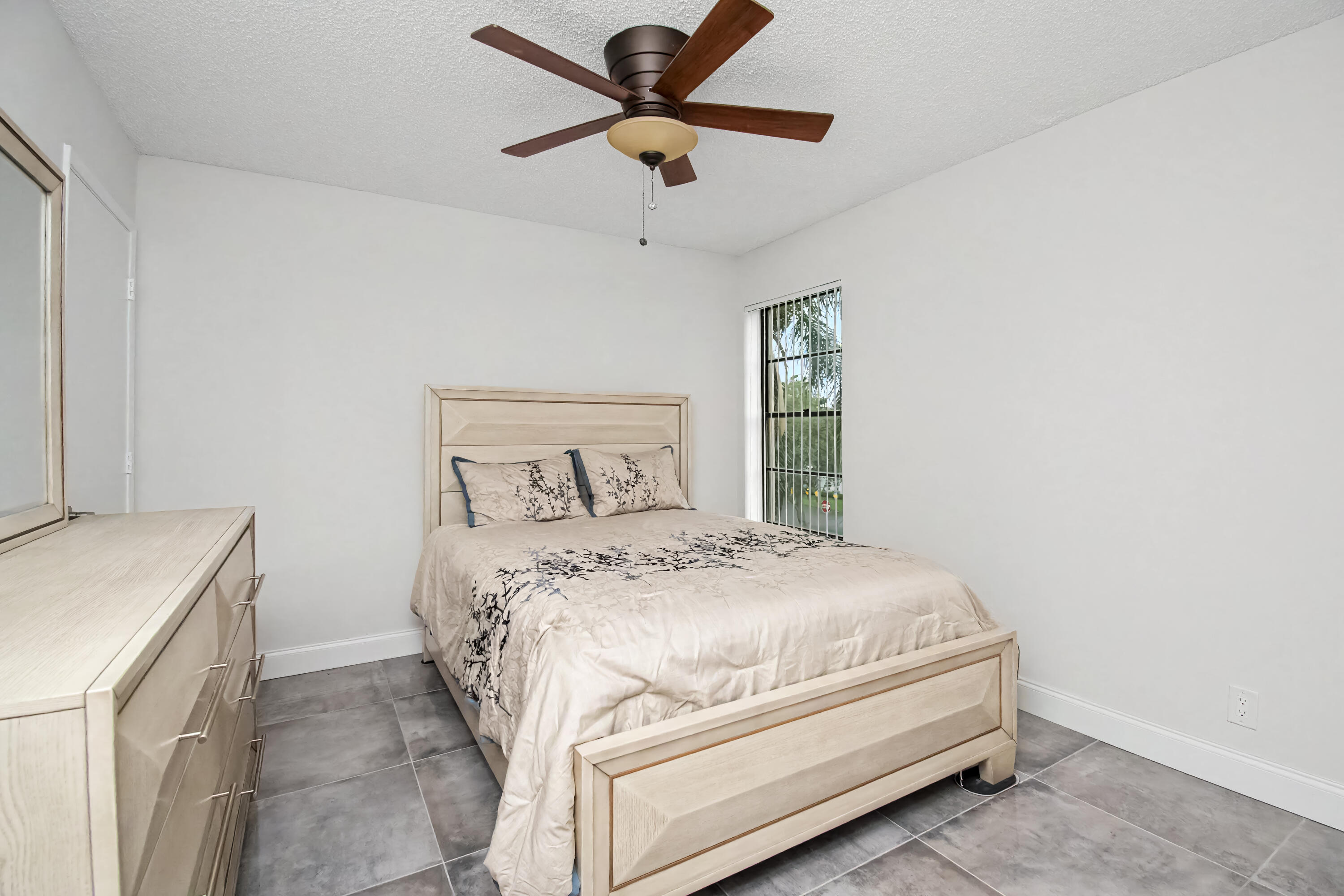 HUNTINGTON LAKES SEC FIVE CONDOS - Residential