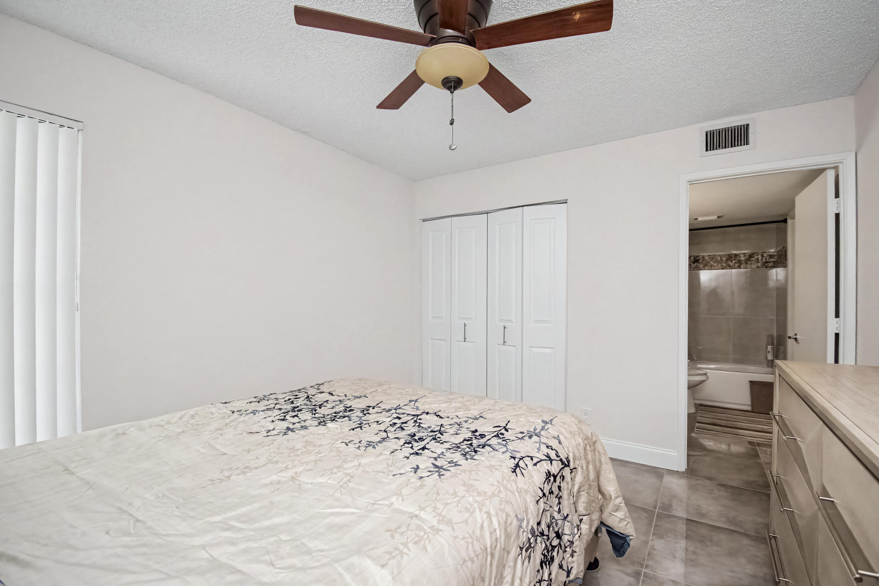 HUNTINGTON LAKES SEC FIVE CONDOS - Residential