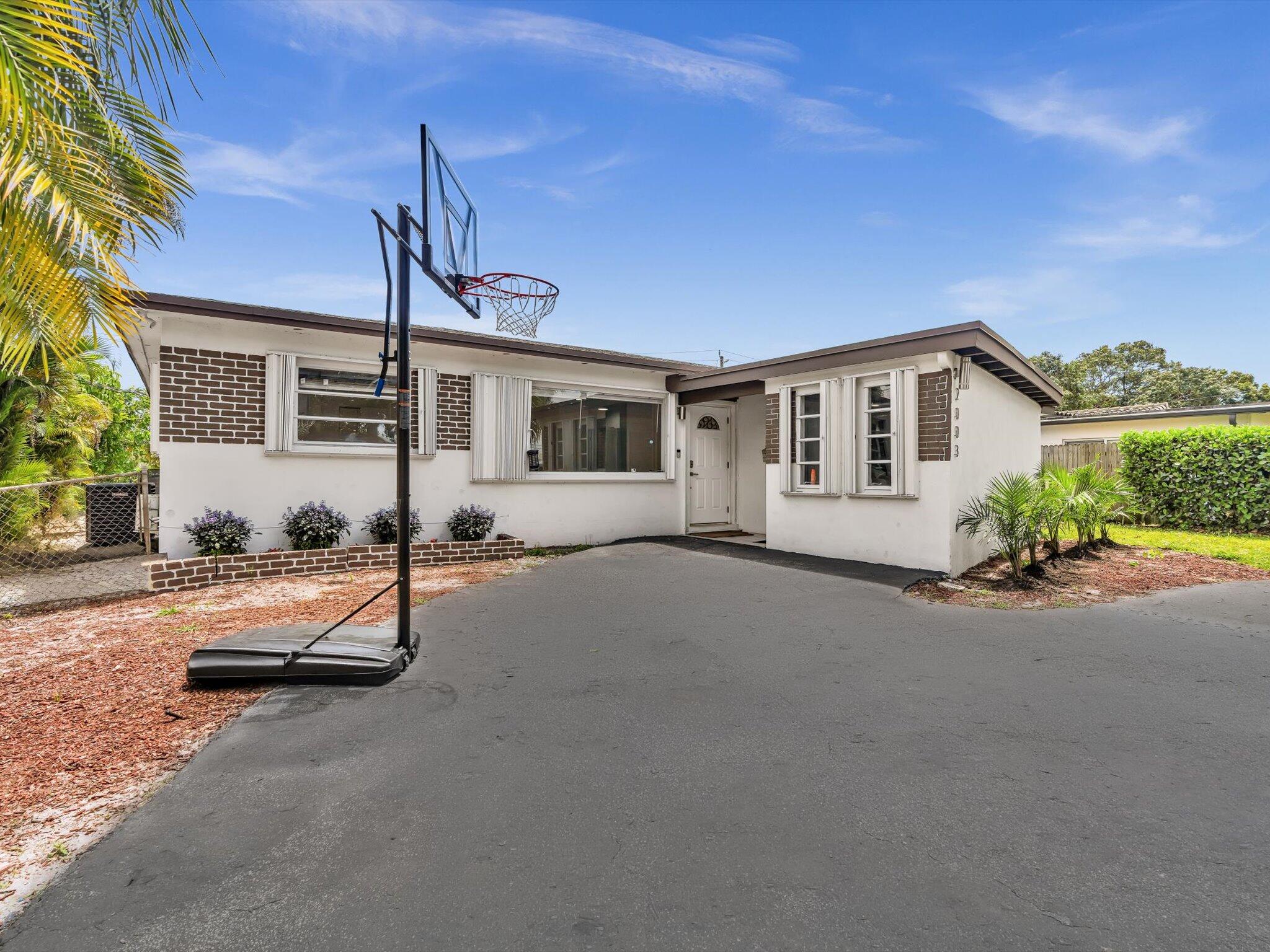 HOLLYWOOD HILLS - Residential