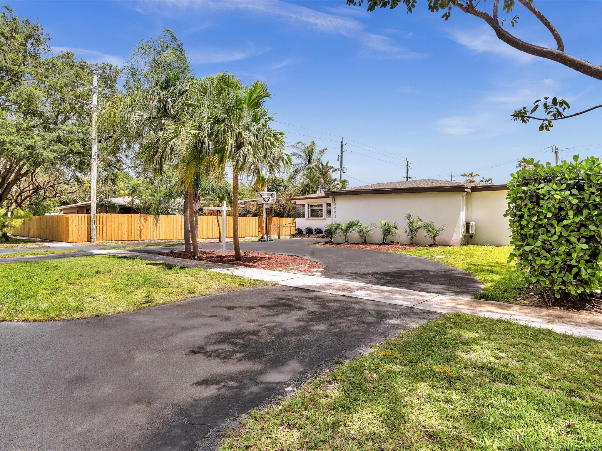 HOLLYWOOD HILLS - Residential
