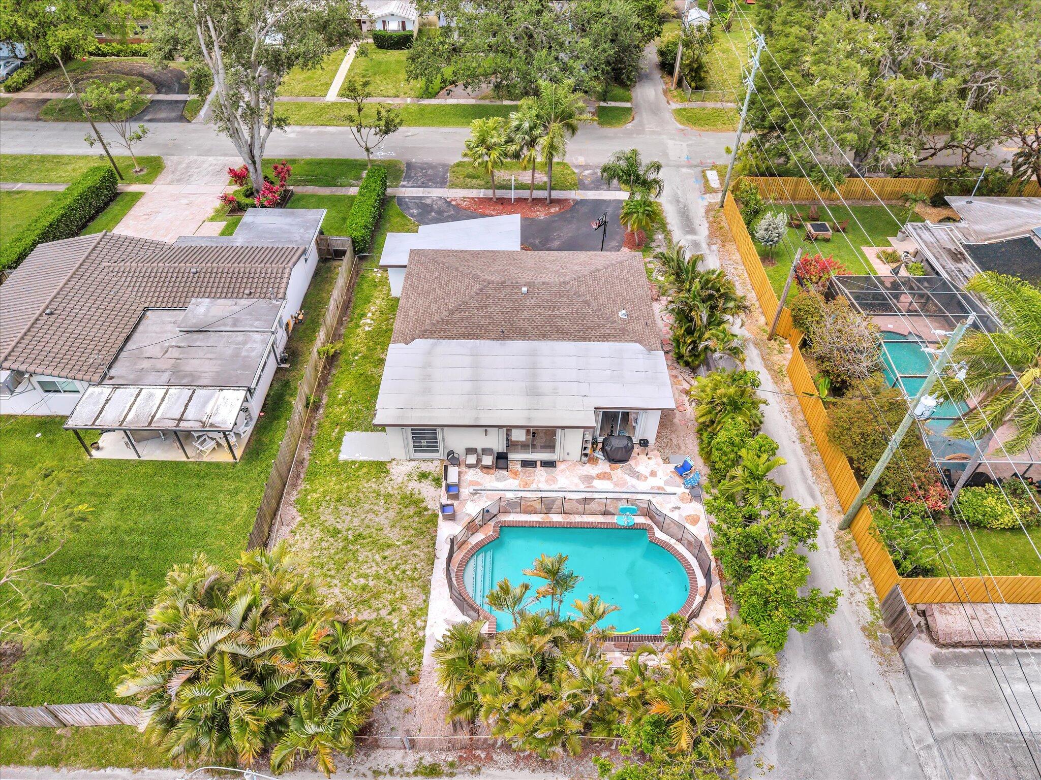 HOLLYWOOD HILLS - Residential