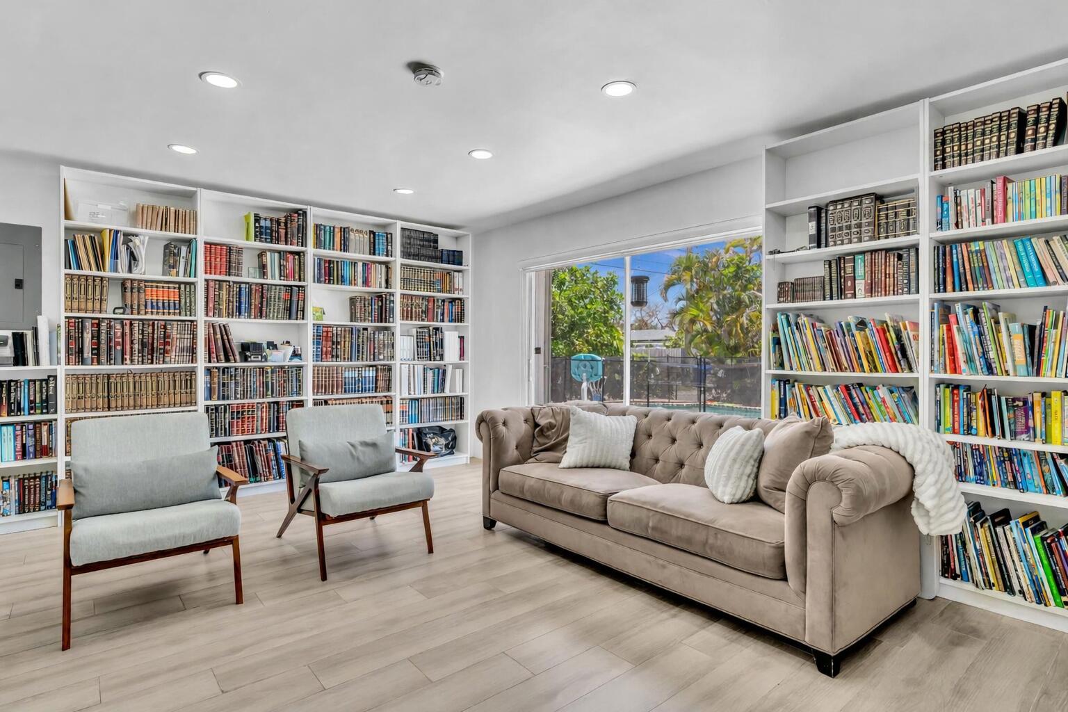 HOLLYWOOD HILLS - Residential
