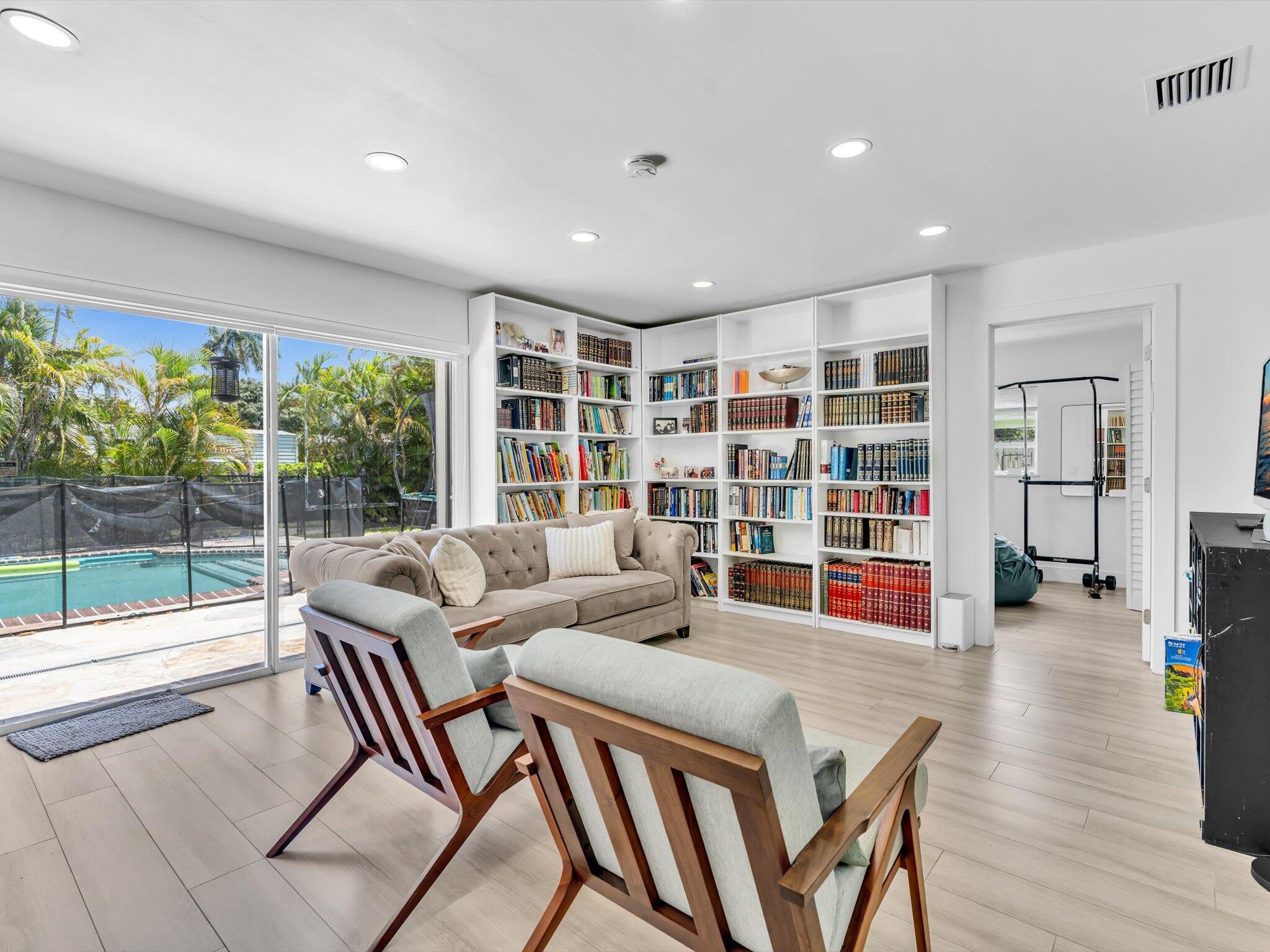 HOLLYWOOD HILLS - Residential