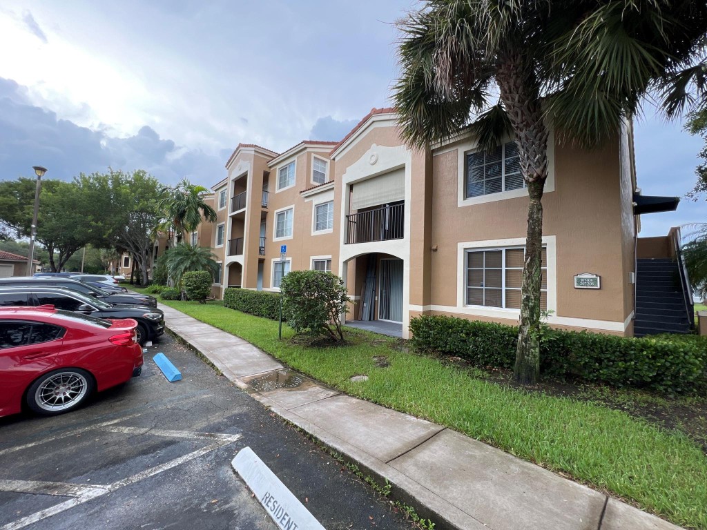 *LOCATION *****LOCATION**** Premier living, centrally located gated community, close to shopping, dining, and Sawgrass Mills Mall. Top-rated Taravella School nearby. This beautiful 2-bedroom, 2-bathroom residence recently updated with fresh paint and pristine wood floors. Vaulted ceilings and a sliding door that leads to a private balcony. Includes in-unit washer and dryer. Resort-style amenities that elevate everyday living: - Refreshing swimming pool - Relaxing Jacuzzi - Clubhouse for community gatherings - Fully-equipped fitness gym - Tennis court for active recreation - Dedicated kids' play area Your rental includes water, sewer, and trash services, ensuring exceptional value at a competitive price. Make this splendid residence your next home!