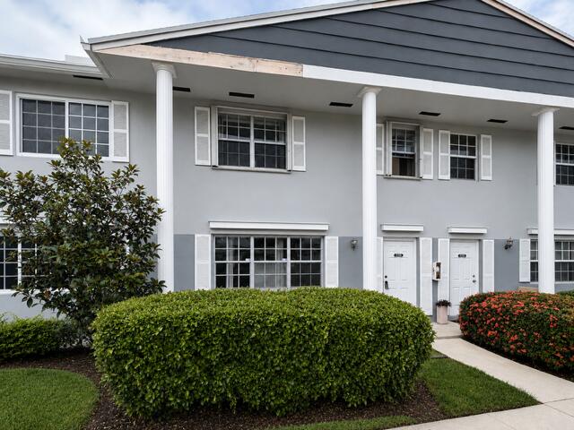 MAJOR EQUITY OPPORTUNITY! Rarely available 4 BDRM 2.5BTH townhome in Davie! 1900 sq ft of living space with a fully fenced back patio! Just 5 min from 595 and major shopping centers and NOVA and colleges. Washer and dryer in the unit.  Community amenities include a pool, tennis and basketball courts, playground and BBQ area.   *photos are virtually staged