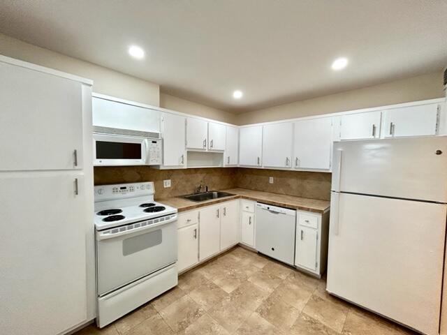 BEAUTIFUL UPGRADED 2/2 4TH FLOOR WITH SPECTACULAR VIEW FROM SCREENED IN BALCONY. ALL AGES OK.  SPLIT BEDROOM PLAN.  HUGE MASTER BEDROOM  WITH WALKIN CLOSET AND LARGE 2ND BEDROOM. OPEN   SPACIOUS NEWER  KITCHEN WITH  NEWER APPLIANCES AND LOTS OF CABINETS AND  COUNTER TOP SPACE--GREAT FOR COOKING. NEW VANITIES IN BATHROOMS. LIGHT AND BRIGHT THROUGH OUT. MOVE IN READY. IMMACULATE. FRESHLY PAINTED. CLOSE TO SHOPPING, PARKS, SCHOOLS, ENTERTAINMENT, RESTURANTS, PUBLIX AND MORE. 700 CREDIT SCORE AND 70K INCOME ASSOCATION REQUIRES.