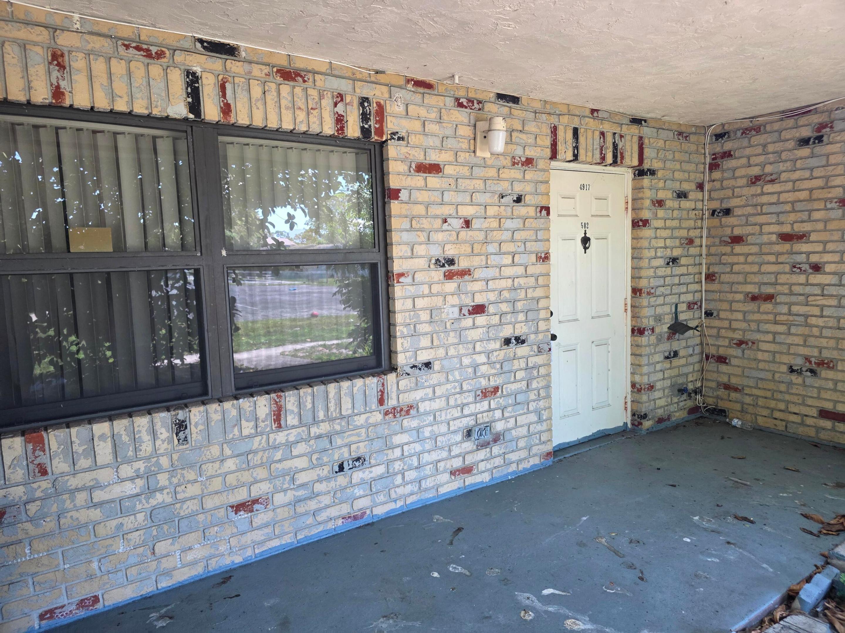 Where else in Palm Beach County can you find a 2 bedroom, 1 bath villa style condo for under $150K! This quaint property is ready for a new owner. Laminate floors and CBS construction! Make your appointment today!