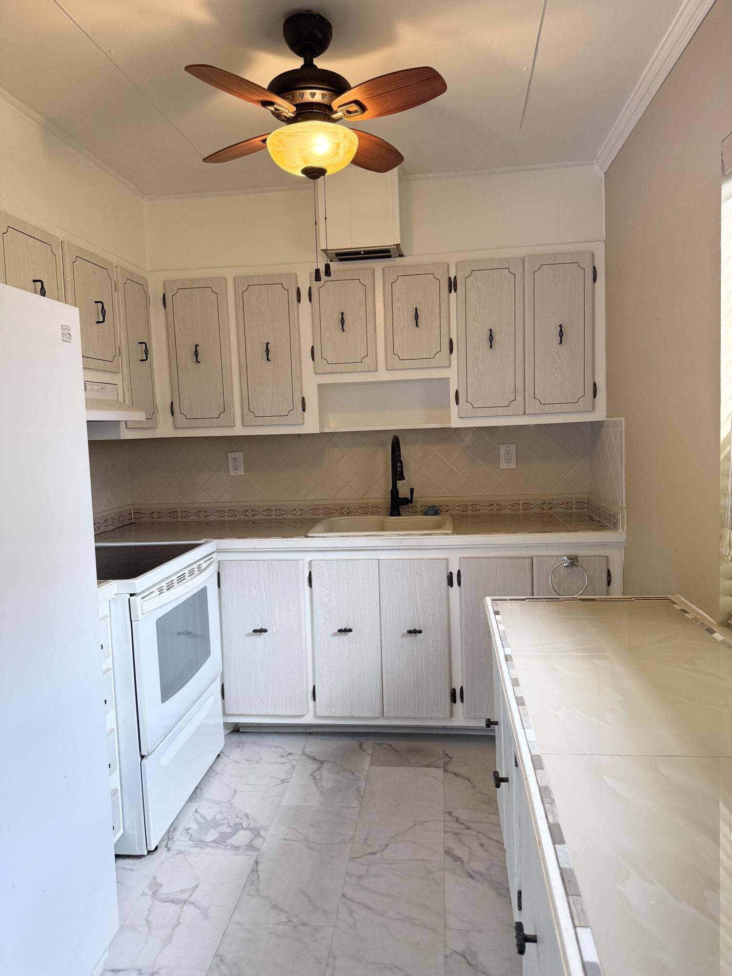 2 bedroom, 2 bath condo with private garden view from the enclosed patio!  Tile and laminate floors.  Close to the Sims Rd entrance/exit for your convenience. Come and enjoy all the amenities at Kings Point - clubs, live shows, movies, 2 restaurants, multiple pools, pickleball and more!