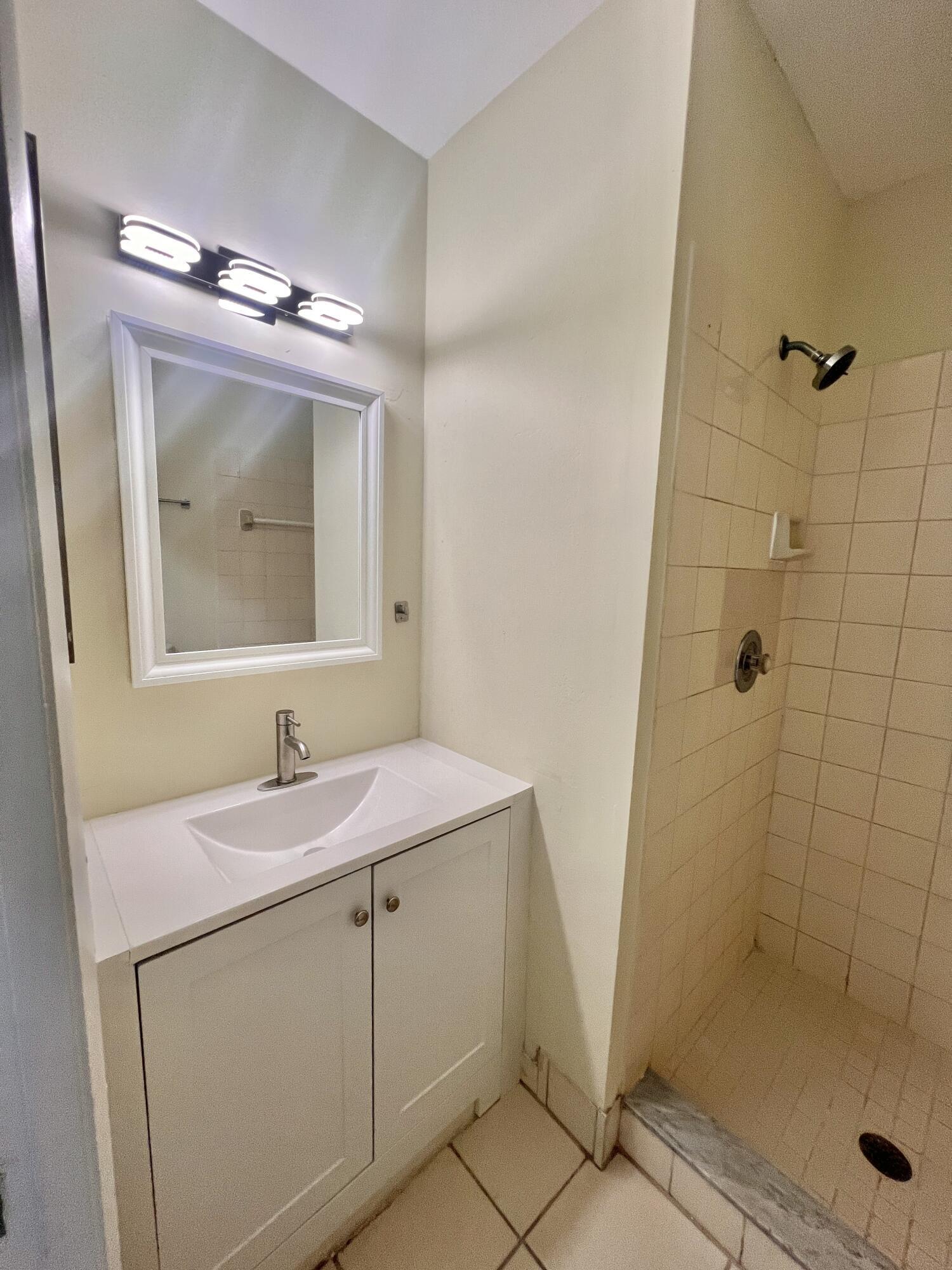LAURELS AT SHERWOOD CONDO - Residential Lease