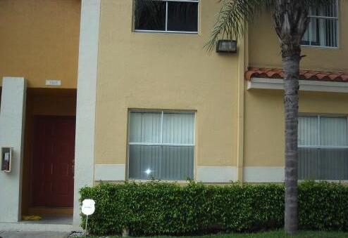 Great unit to moving or rental. Close to Sawgrass Mall and other major highways. Across the street from the Public Water Park and a couple of blocks of the brand new medical center in Oakland Park.
