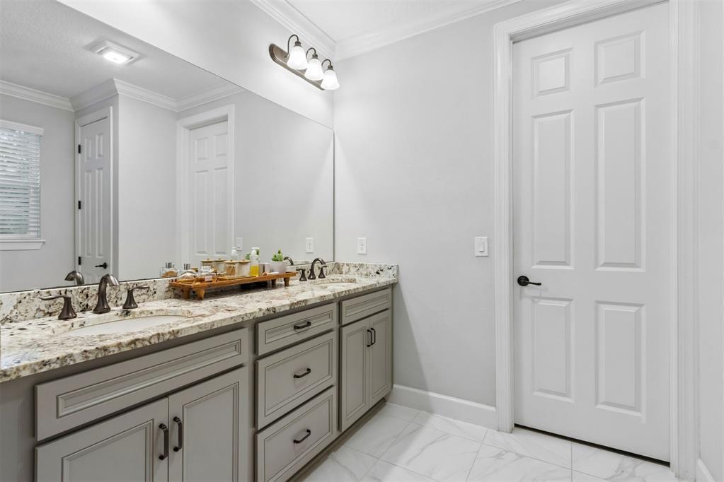 HAMPTON LAKES - Residential