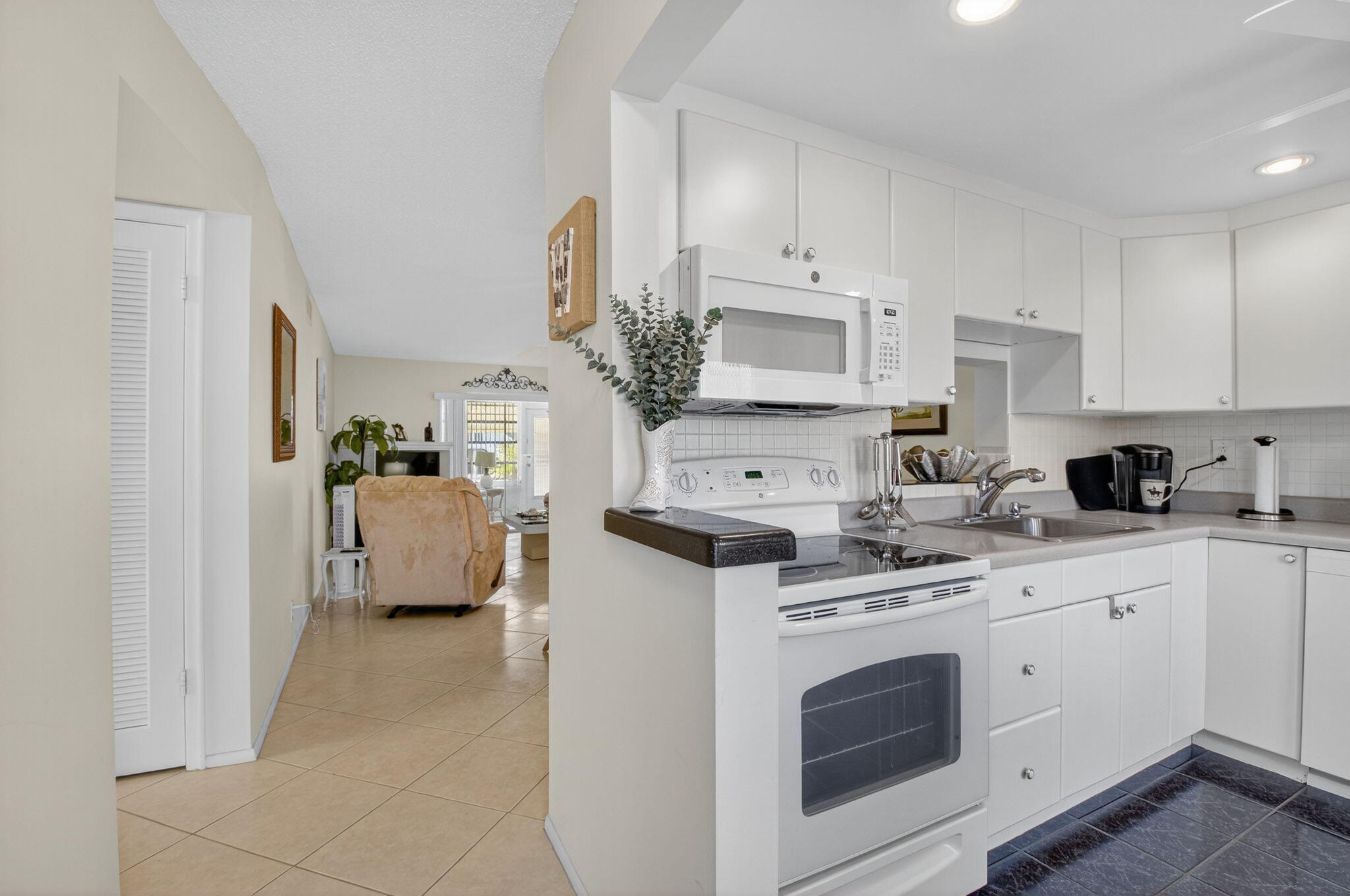 VILLAGE ROYALE CONDO 8 - Residential